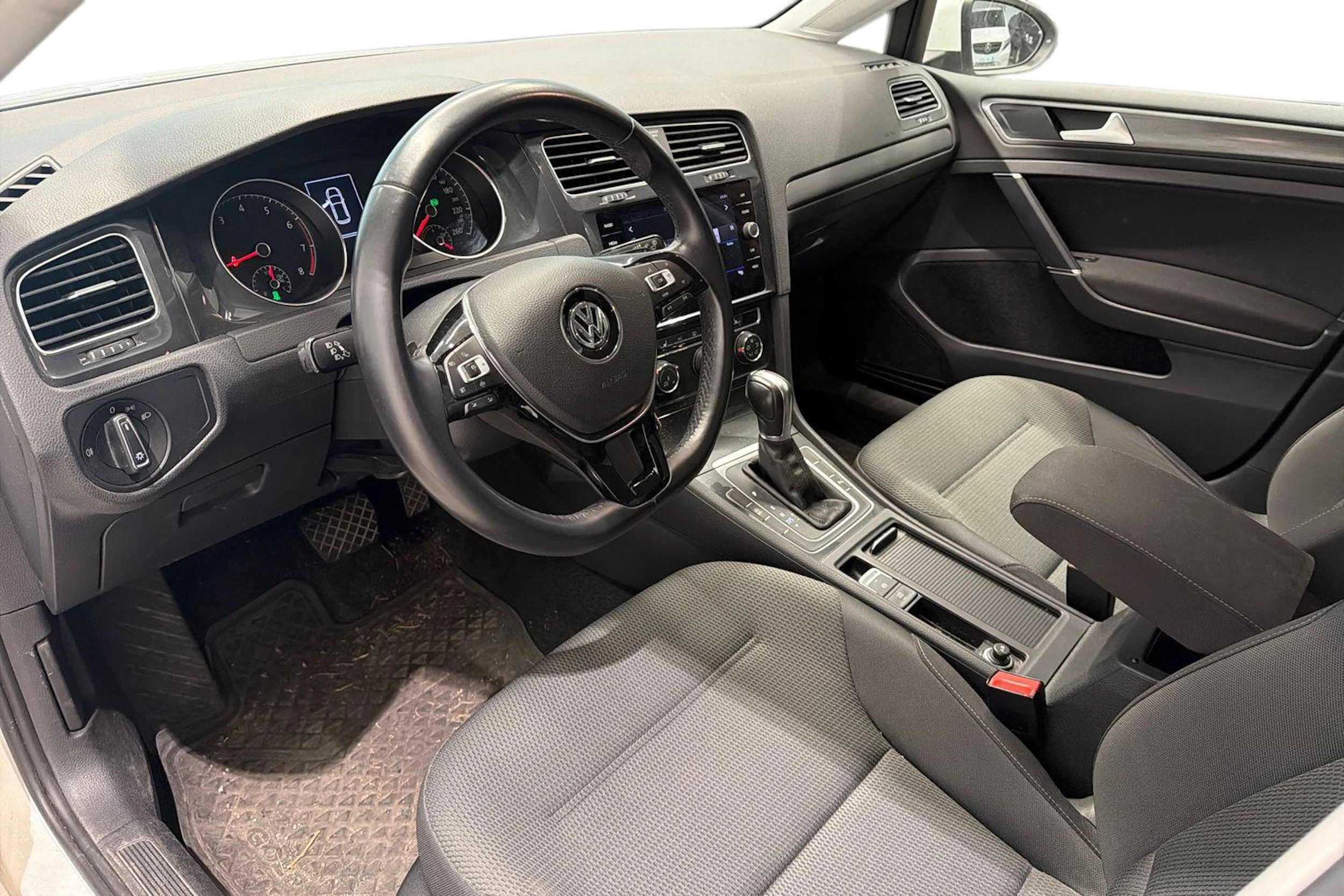 valkoinen Volkswagen Golf 2019 kuva 3.