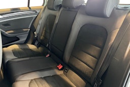 Valkoinen Volkswagen GOLF 2019 kuva 10.