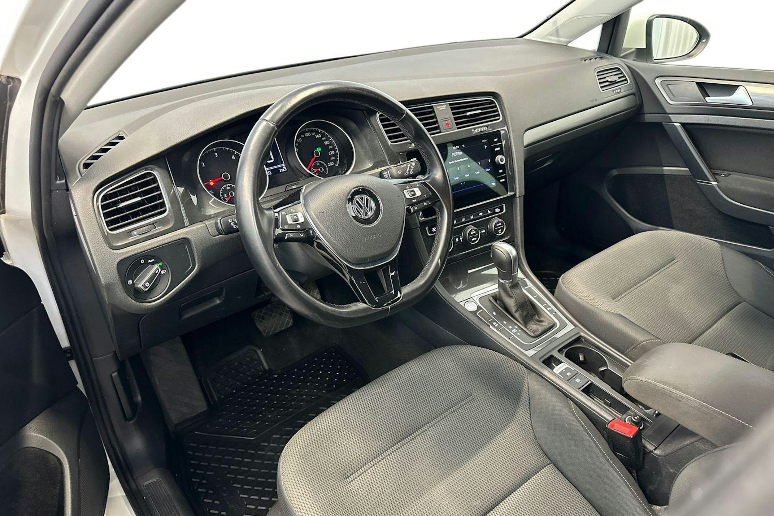 valkoinen Volkswagen Golf 2019 kuva 9.