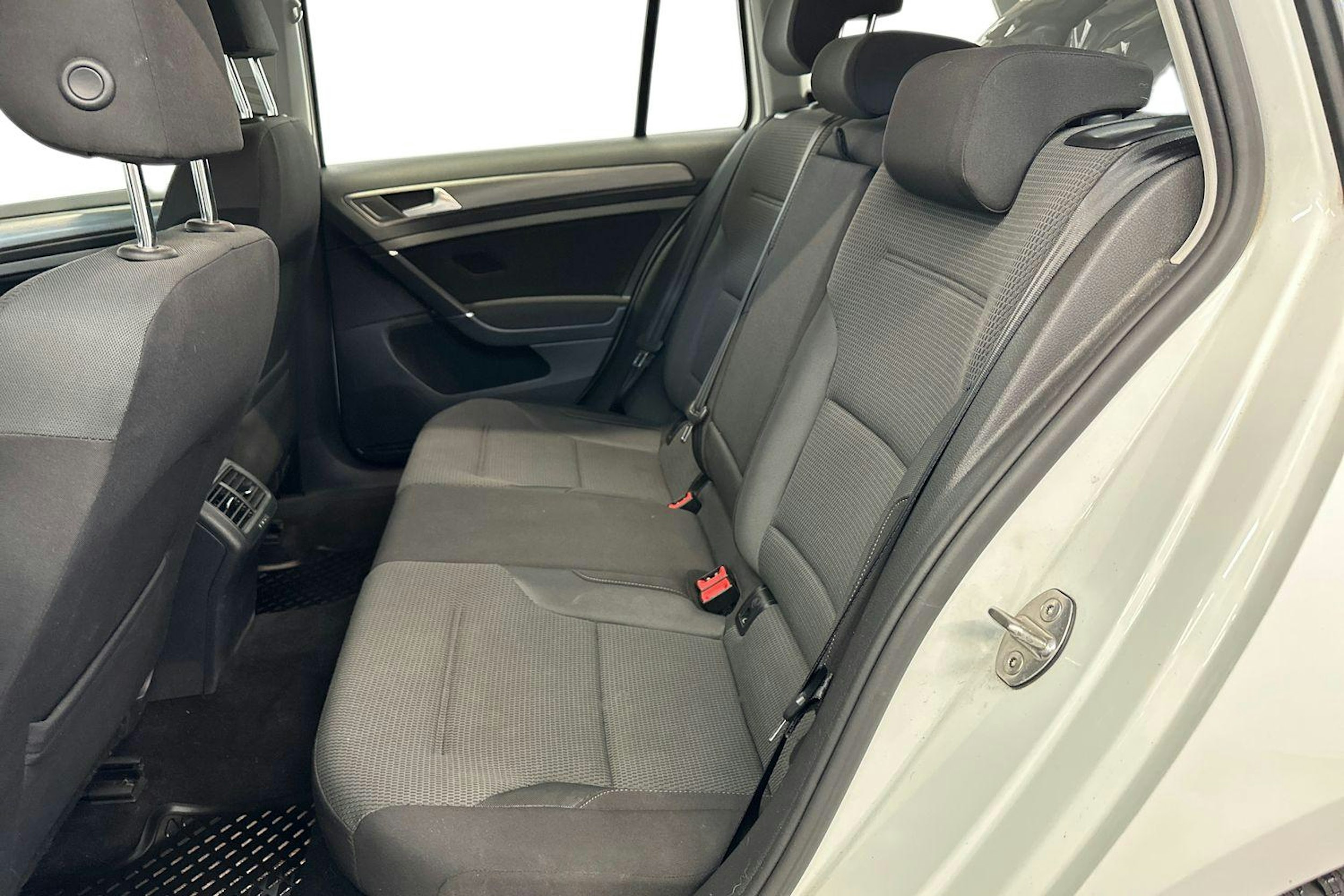 valkoinen Volkswagen Golf 2019 kuva 10.