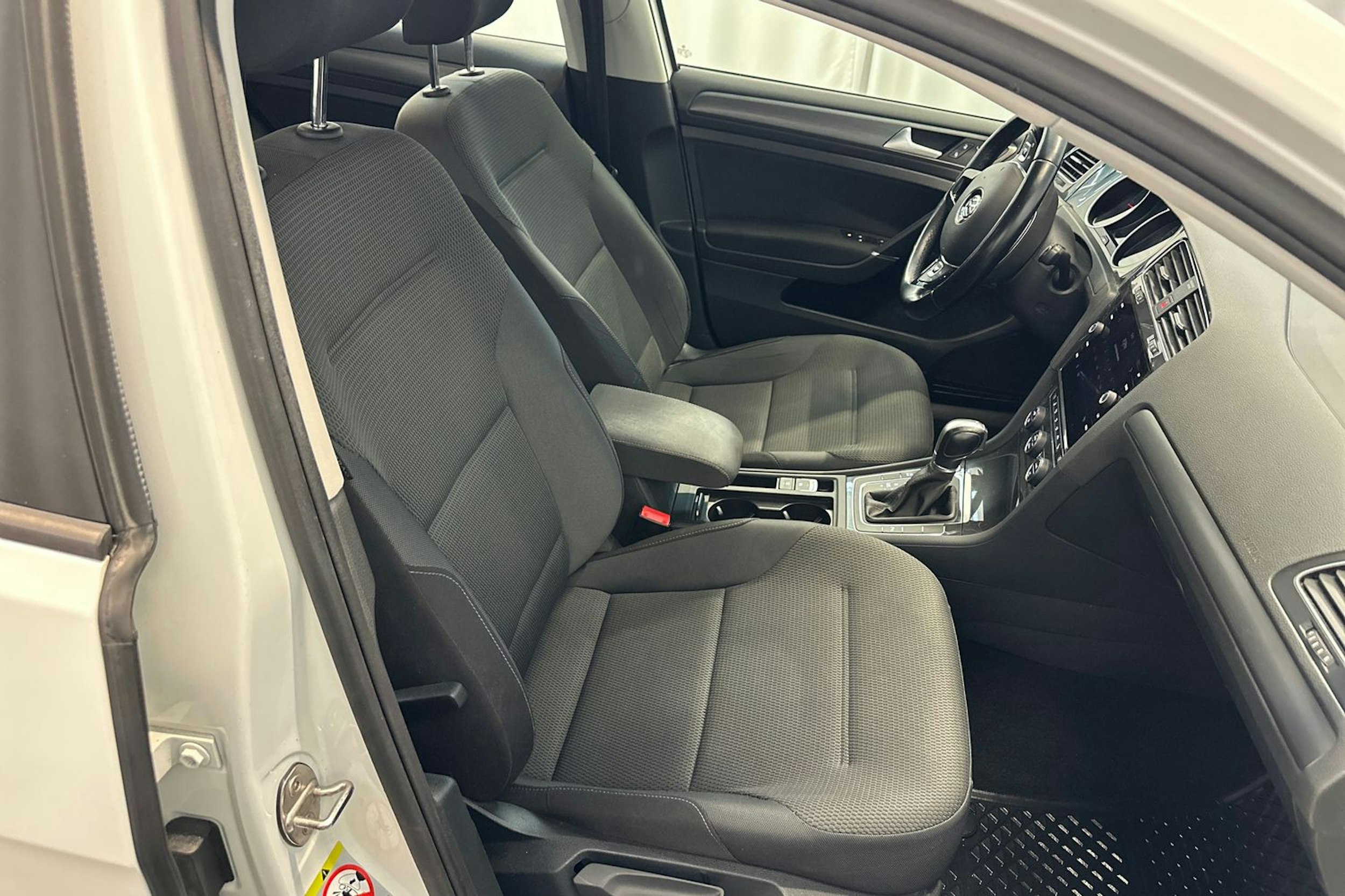 valkoinen Volkswagen Golf 2019 kuva 15.