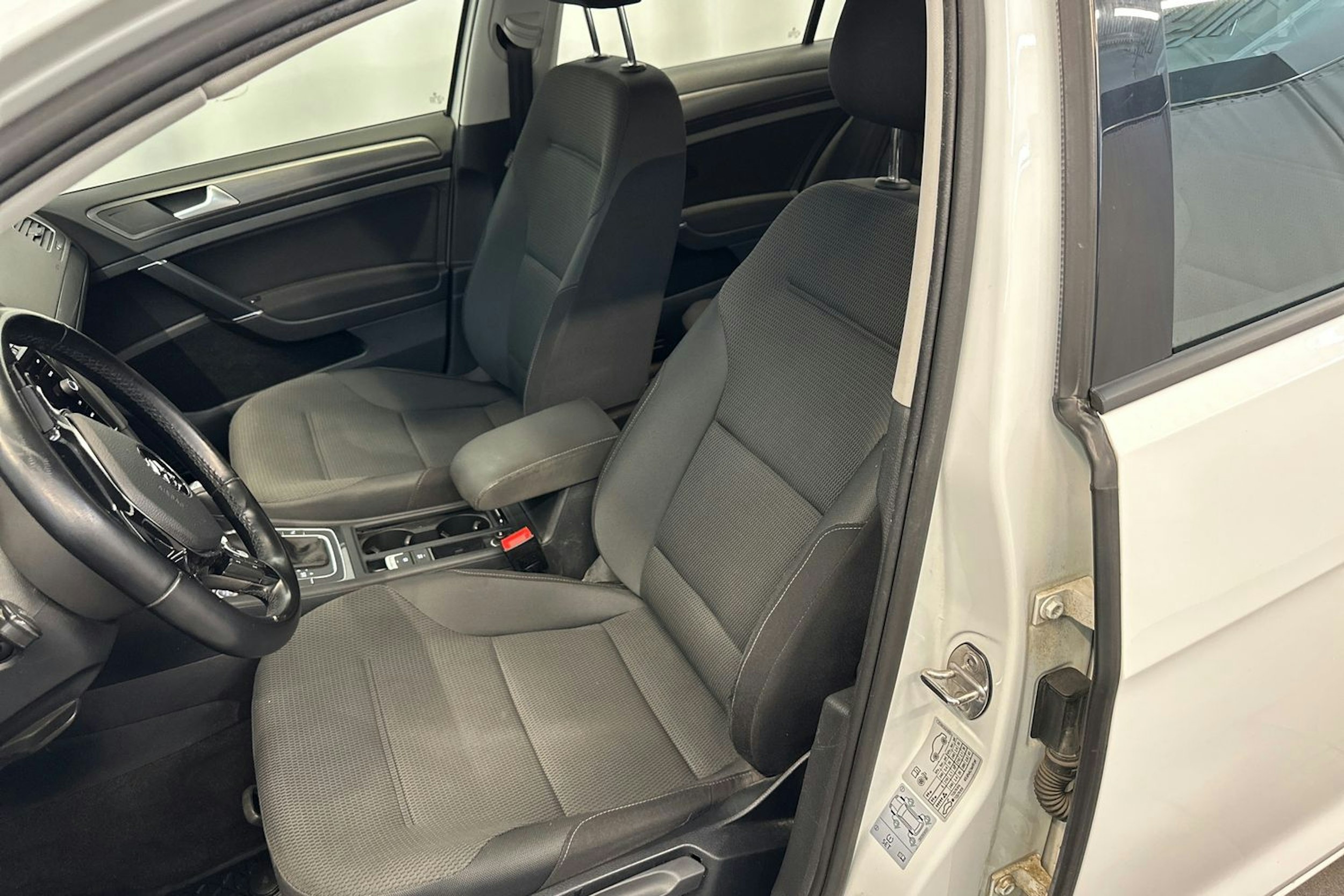 valkoinen Volkswagen Golf 2019 kuva 16.