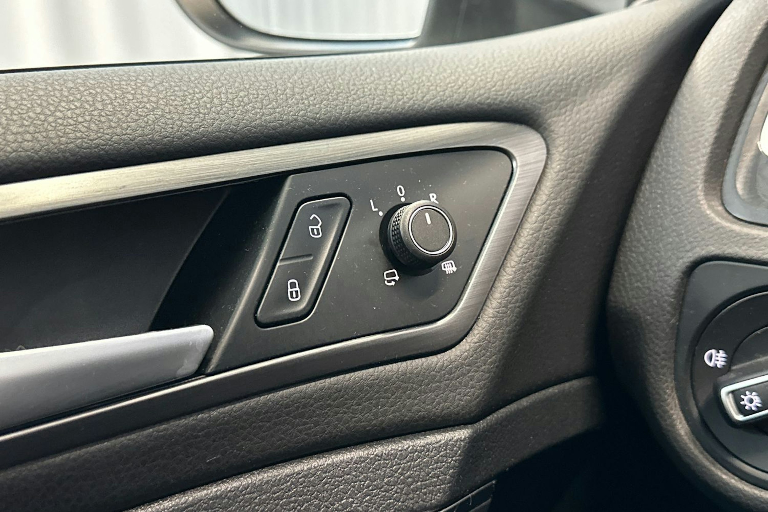 valkoinen Volkswagen Golf 2019 kuva 18.