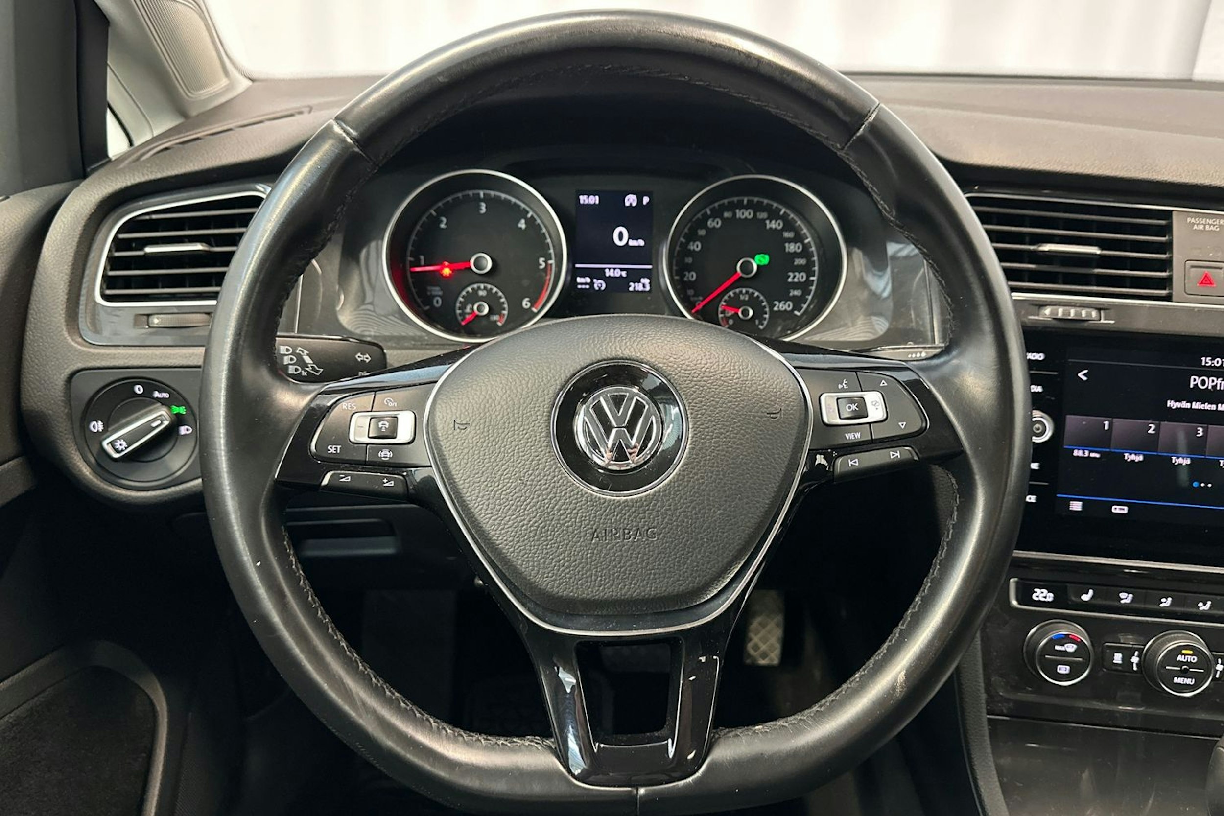 valkoinen Volkswagen Golf 2019 kuva 19.