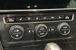 valkoinen Volkswagen Golf 2019 kuva 27.