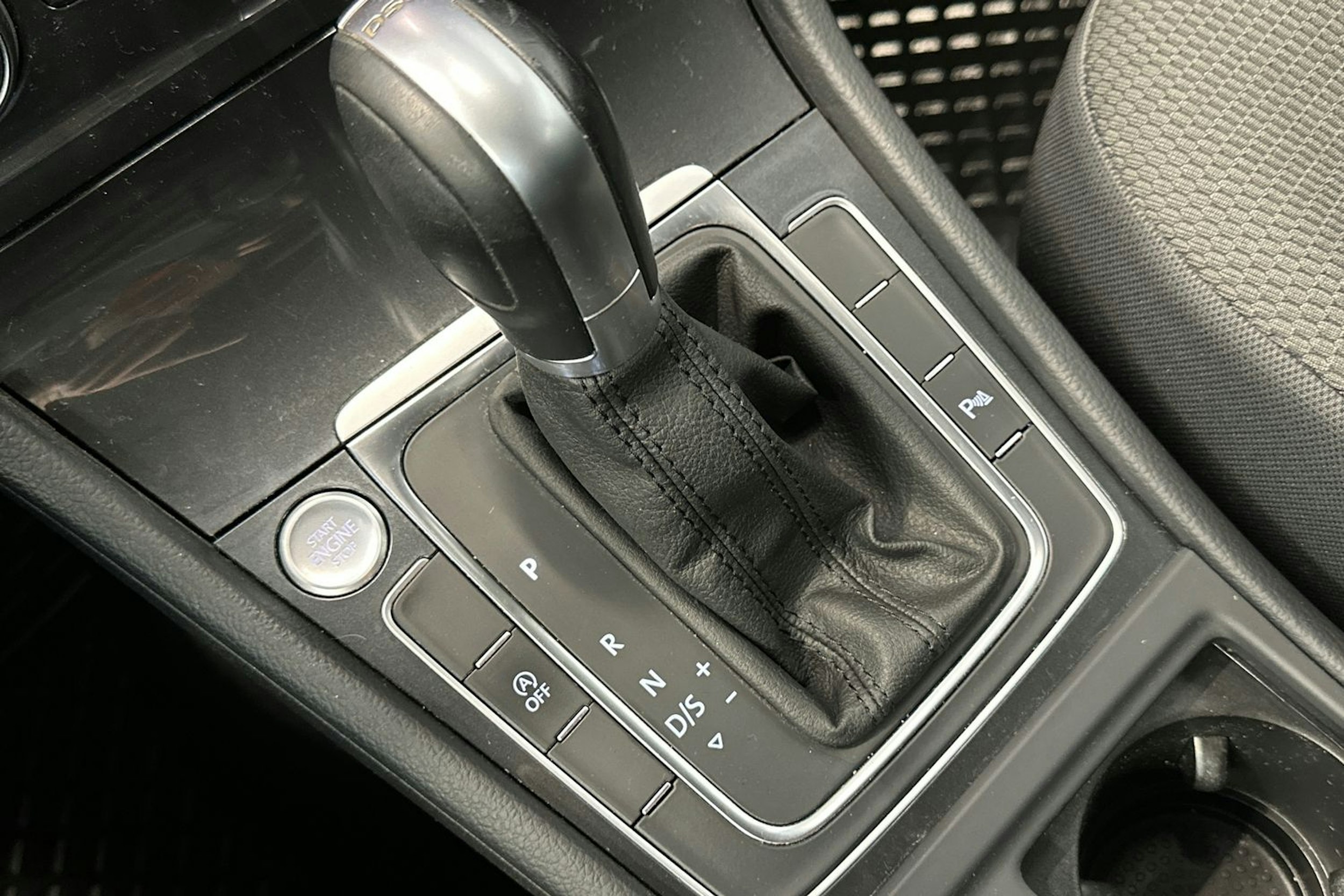 valkoinen Volkswagen Golf 2019 kuva 28.