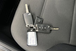 valkoinen Volkswagen Golf 2019 kuva 31.