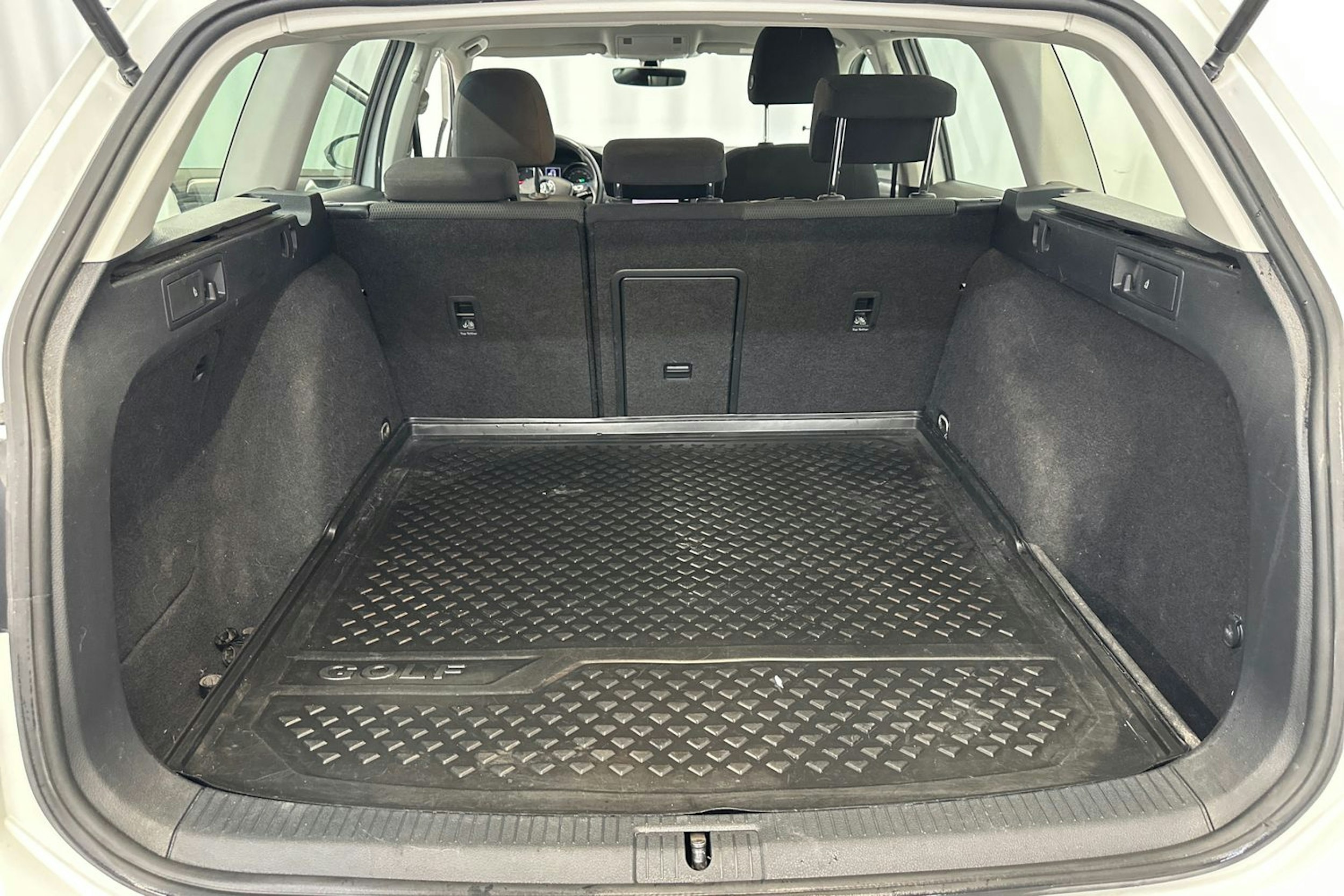 valkoinen Volkswagen Golf 2019 kuva 32.