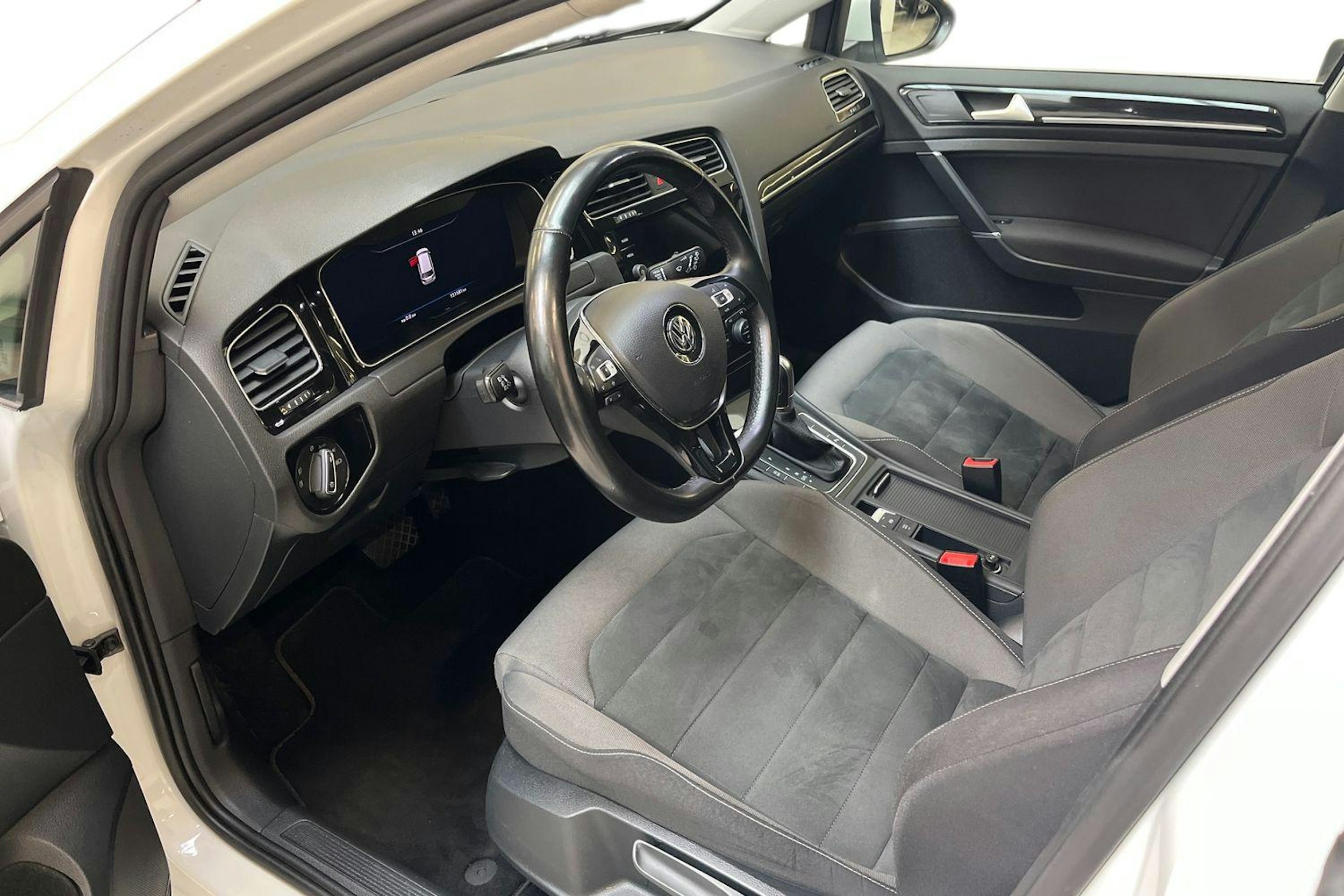valkoinen Volkswagen Golf 2019 kuva 6.
