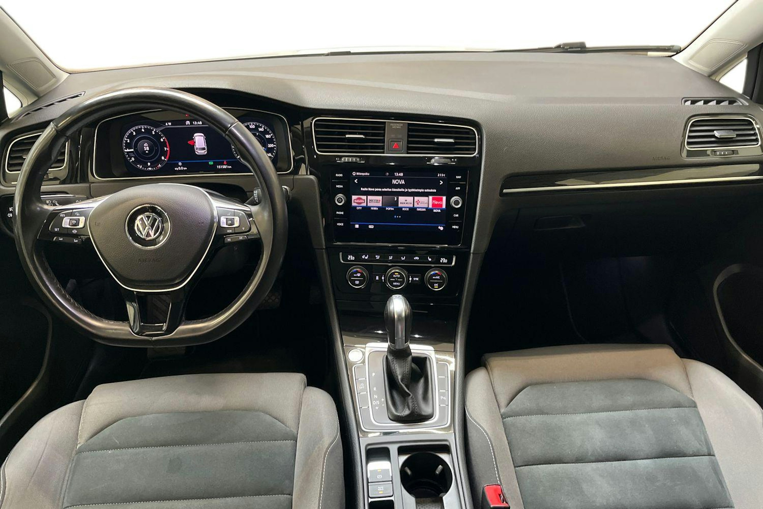 valkoinen Volkswagen Golf 2019 kuva 7.