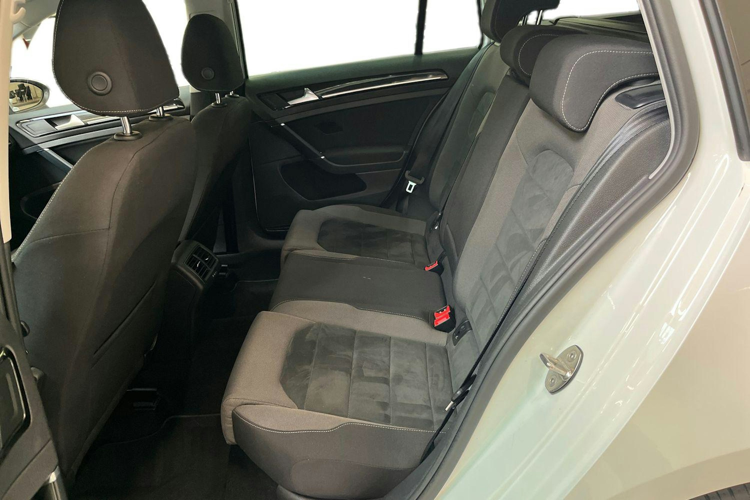 valkoinen Volkswagen Golf 2019 kuva 8.
