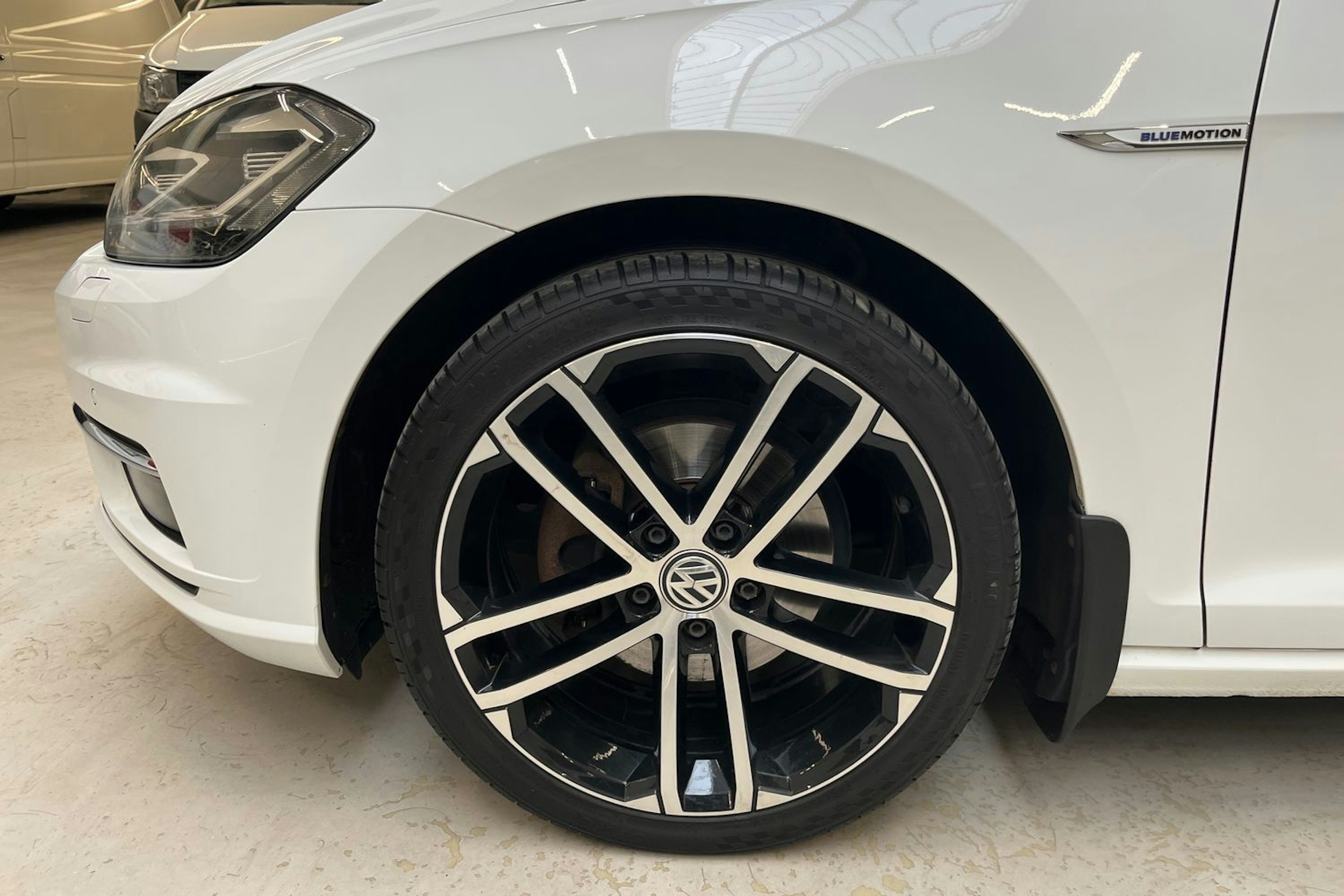 valkoinen Volkswagen Golf 2019 kuva 9.