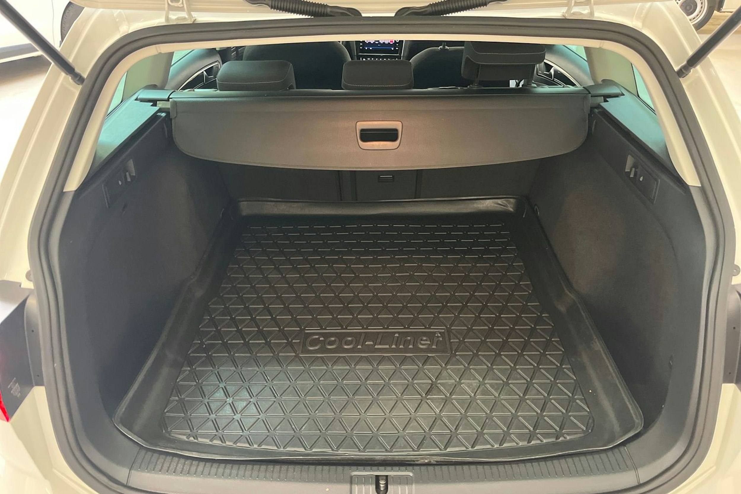 valkoinen Volkswagen Golf 2019 kuva 11.