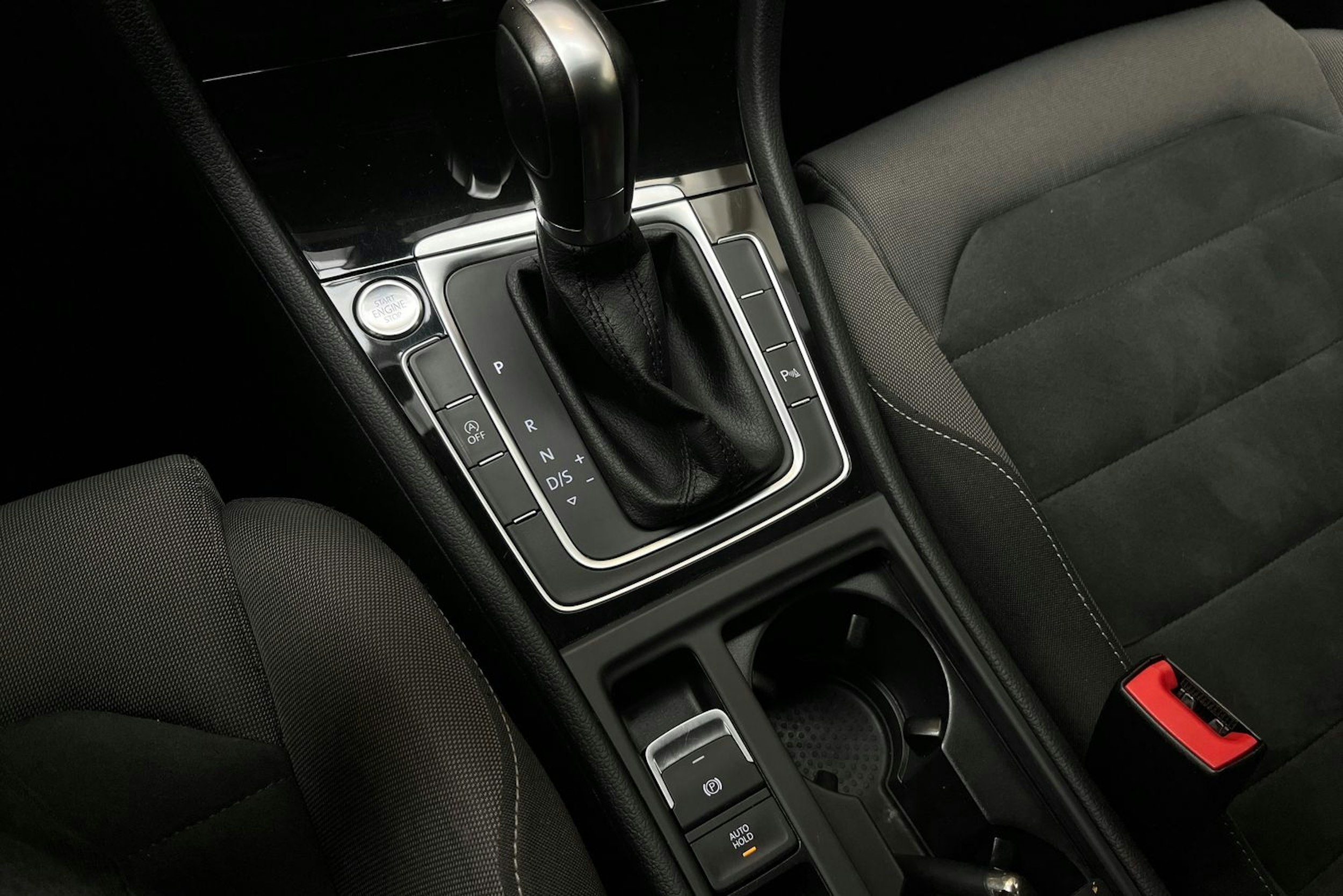 valkoinen Volkswagen Golf 2019 kuva 16.
