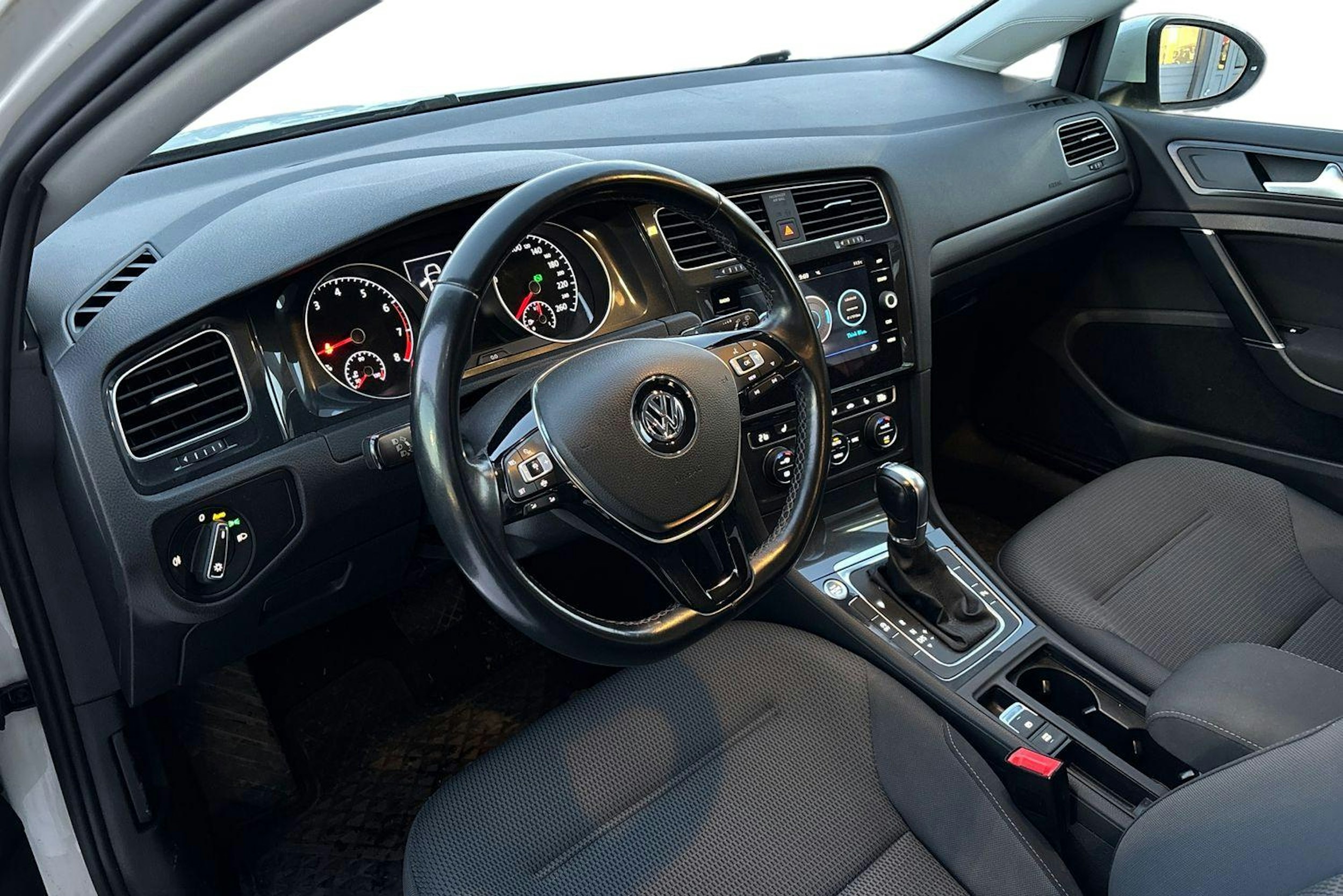 valkoinen Volkswagen Golf 2019 kuva 3.
