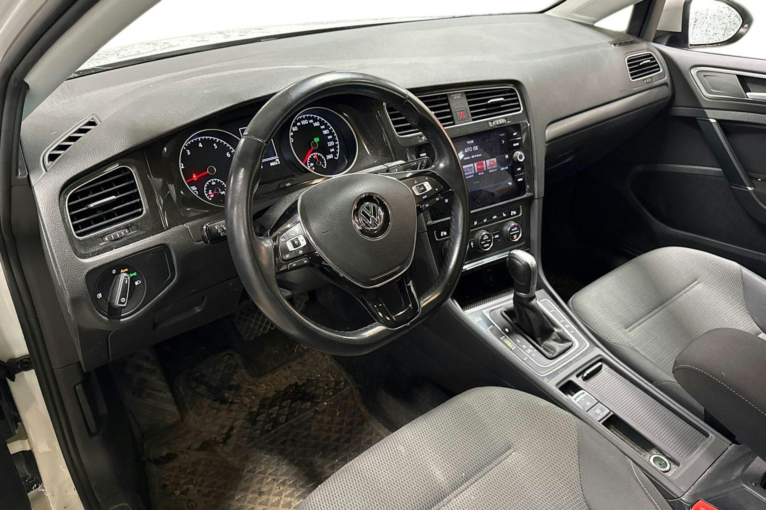 valkoinen Volkswagen Golf 2019 kuva 3.