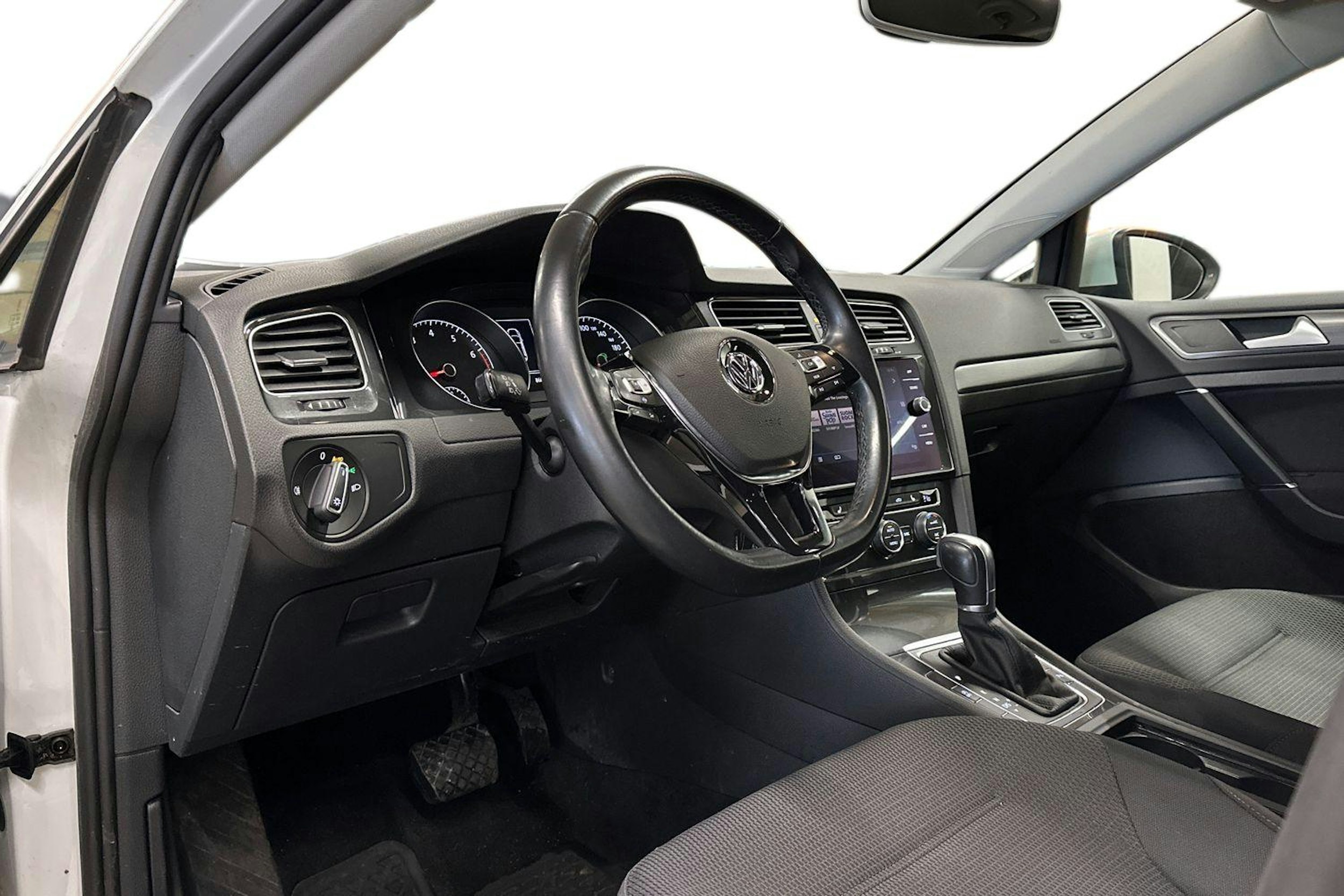 valkoinen Volkswagen Golf 2019 kuva 7.