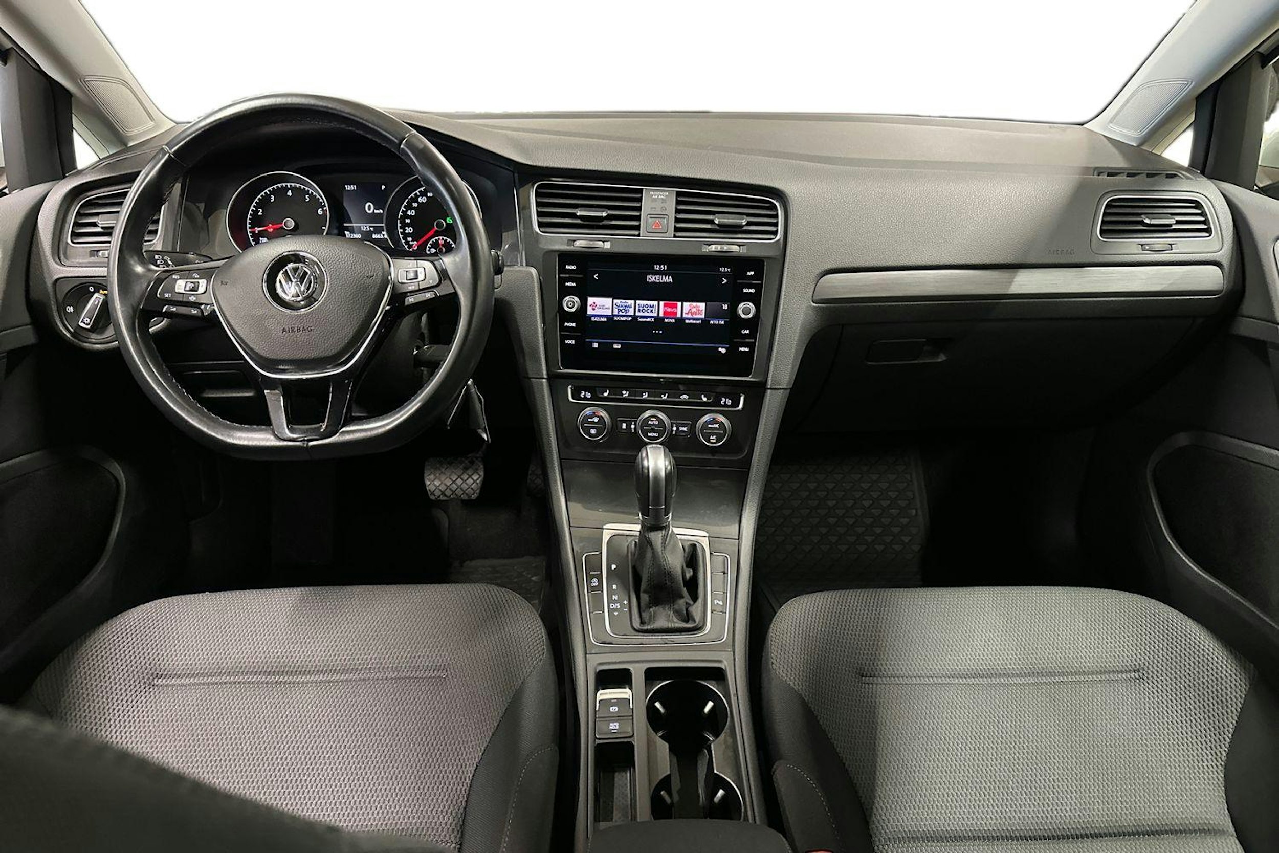 valkoinen Volkswagen Golf 2019 kuva 9.