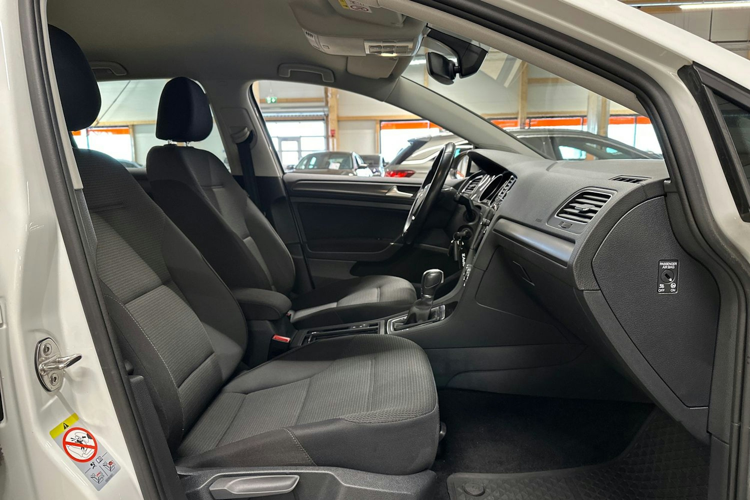 valkoinen Volkswagen Golf 2019 kuva 14.