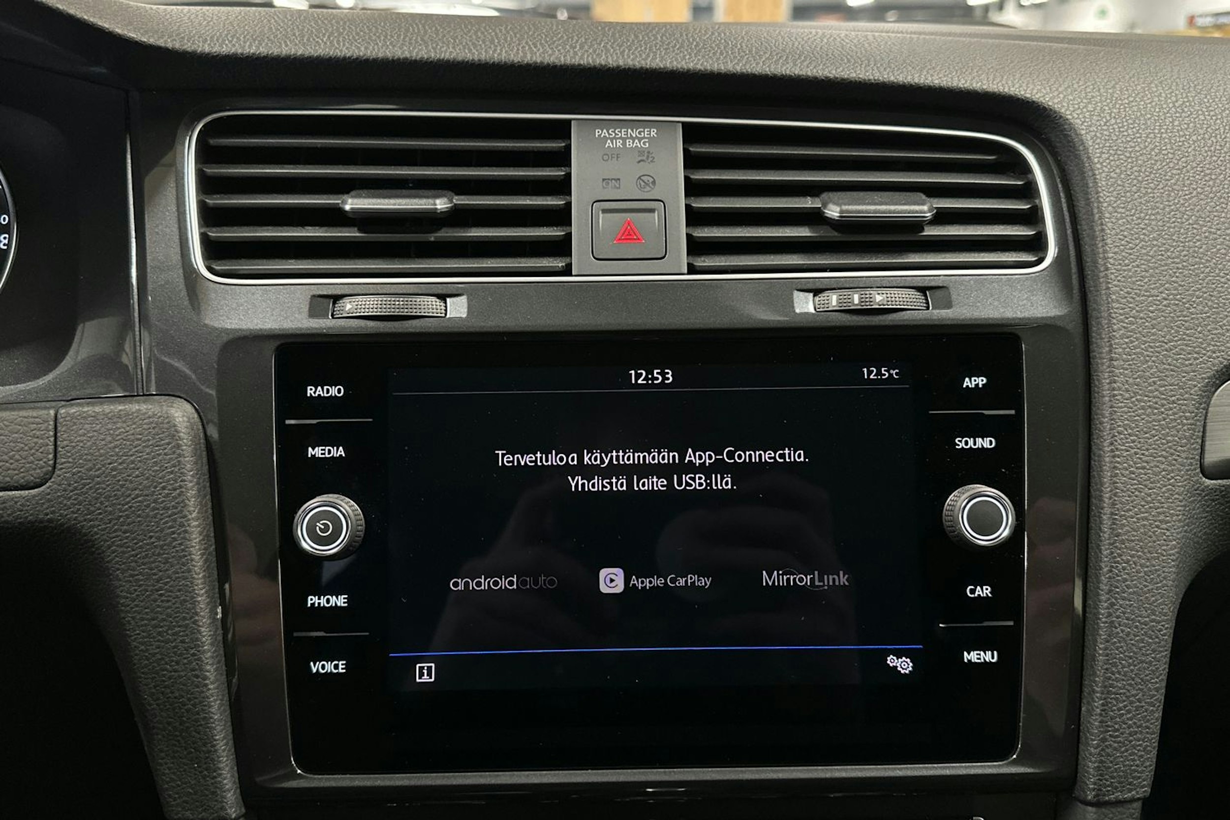 valkoinen Volkswagen Golf 2019 kuva 17.