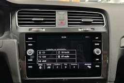 valkoinen Volkswagen Golf 2019 kuva 18.