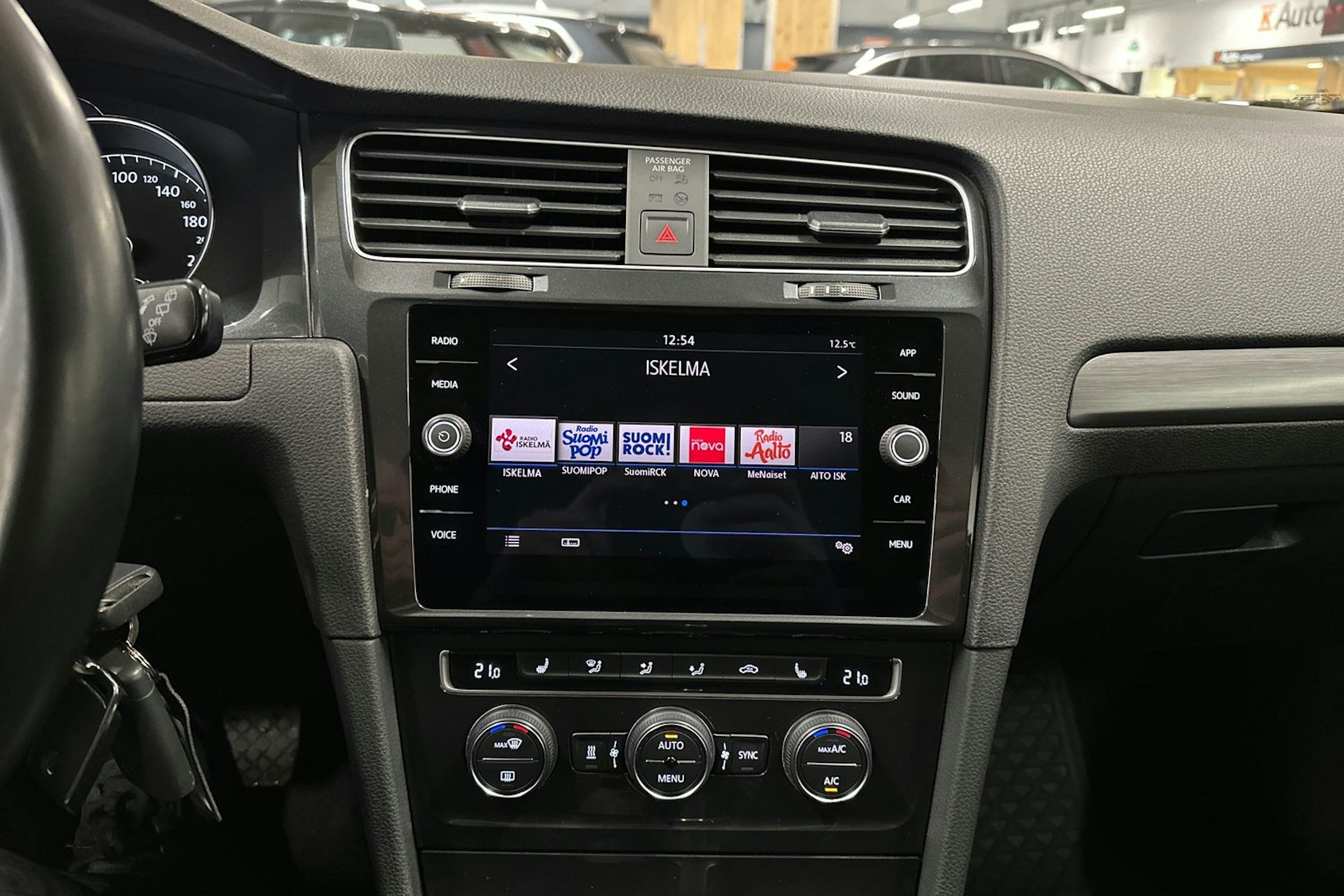 valkoinen Volkswagen Golf 2019 kuva 19.