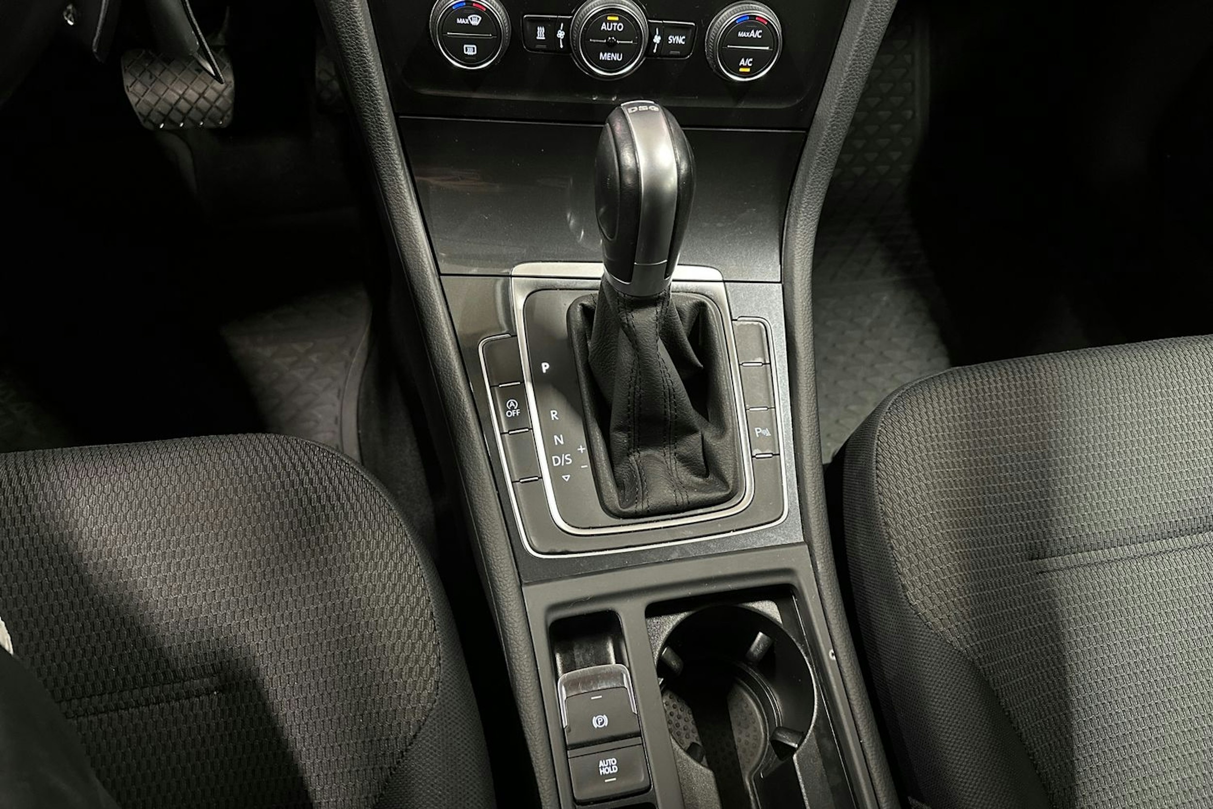 valkoinen Volkswagen Golf 2019 kuva 21.