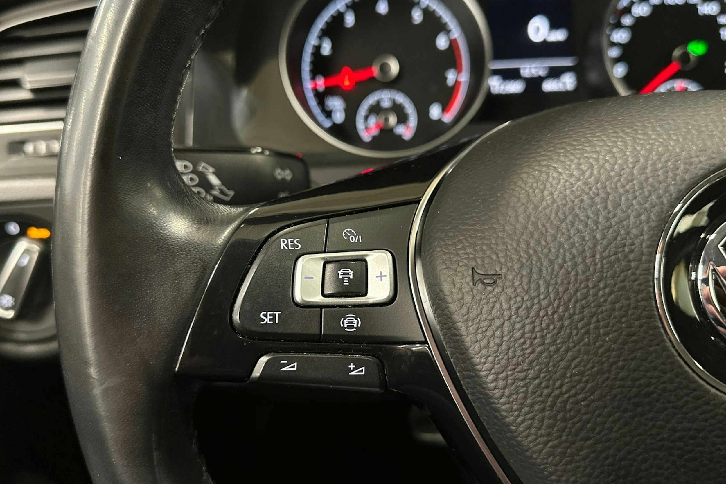 valkoinen Volkswagen Golf 2019 kuva 23.