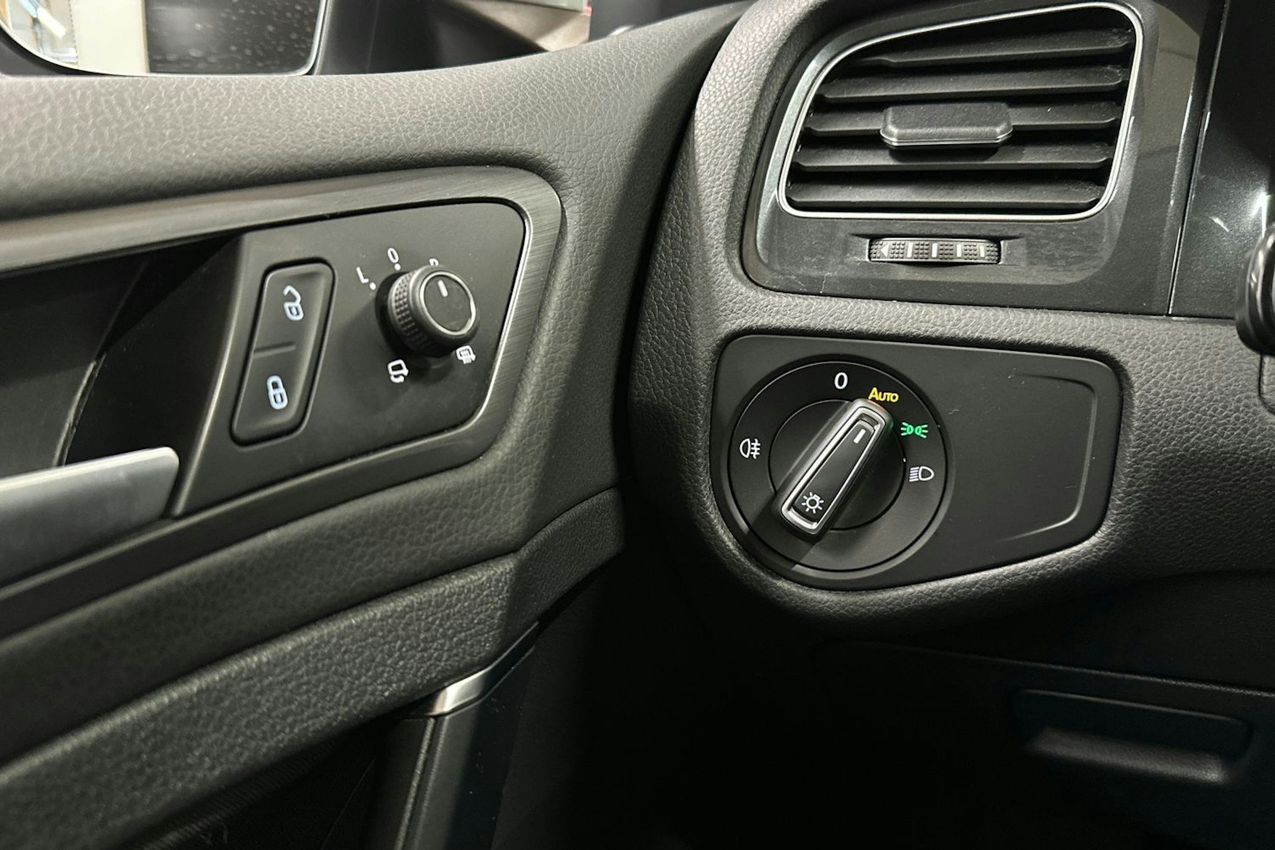 valkoinen Volkswagen Golf 2019 kuva 25.