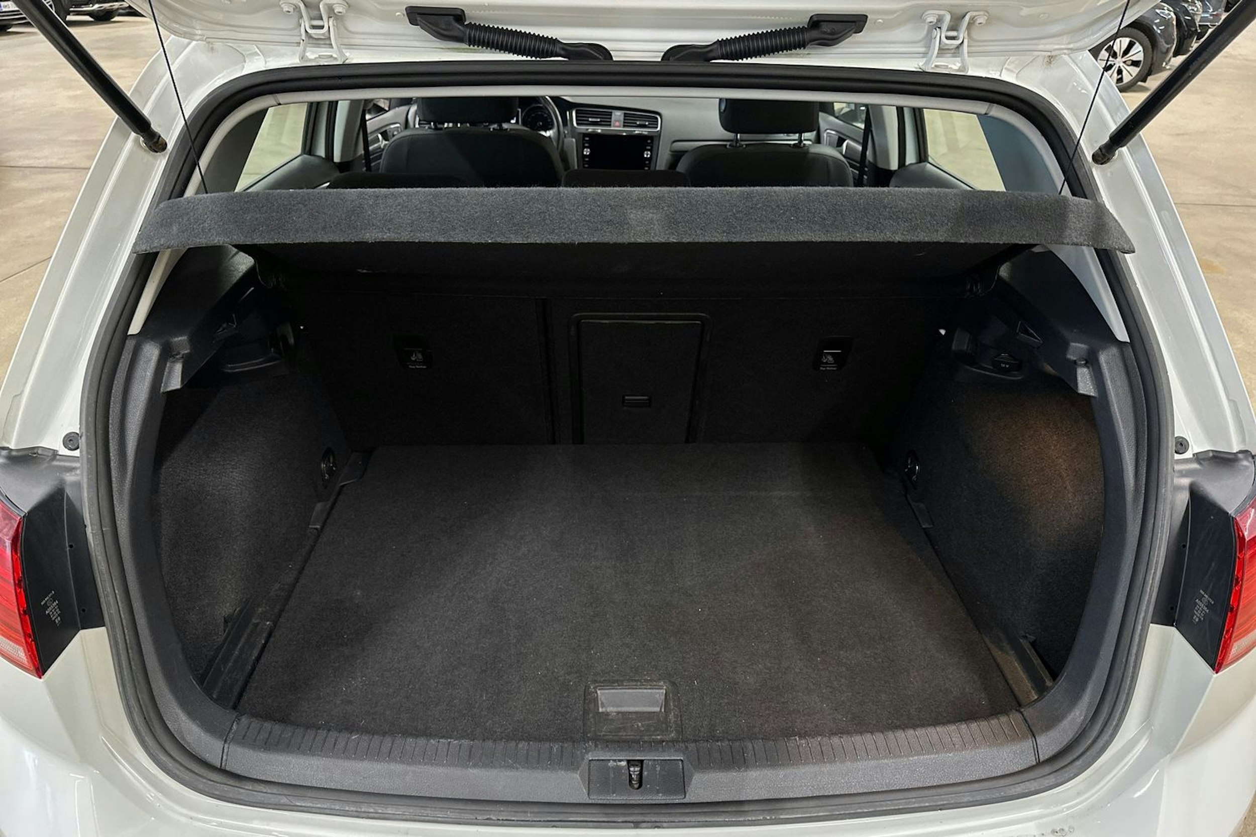 valkoinen Volkswagen Golf 2019 kuva 27.