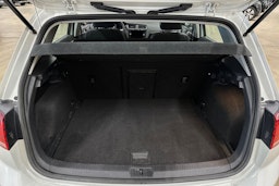 valkoinen Volkswagen Golf 2019 kuva 27.