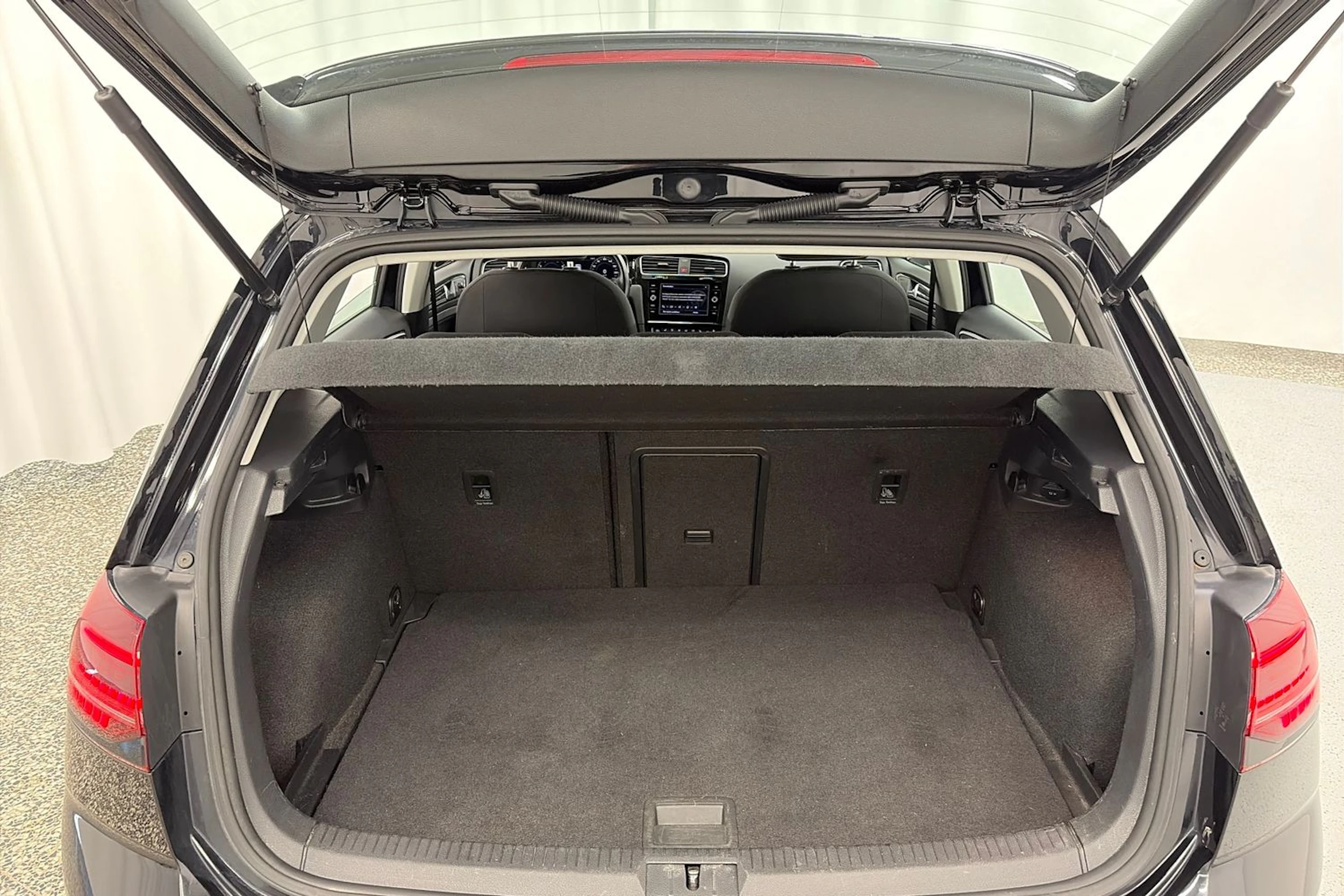 musta Volkswagen Golf 2019 kuva 11.