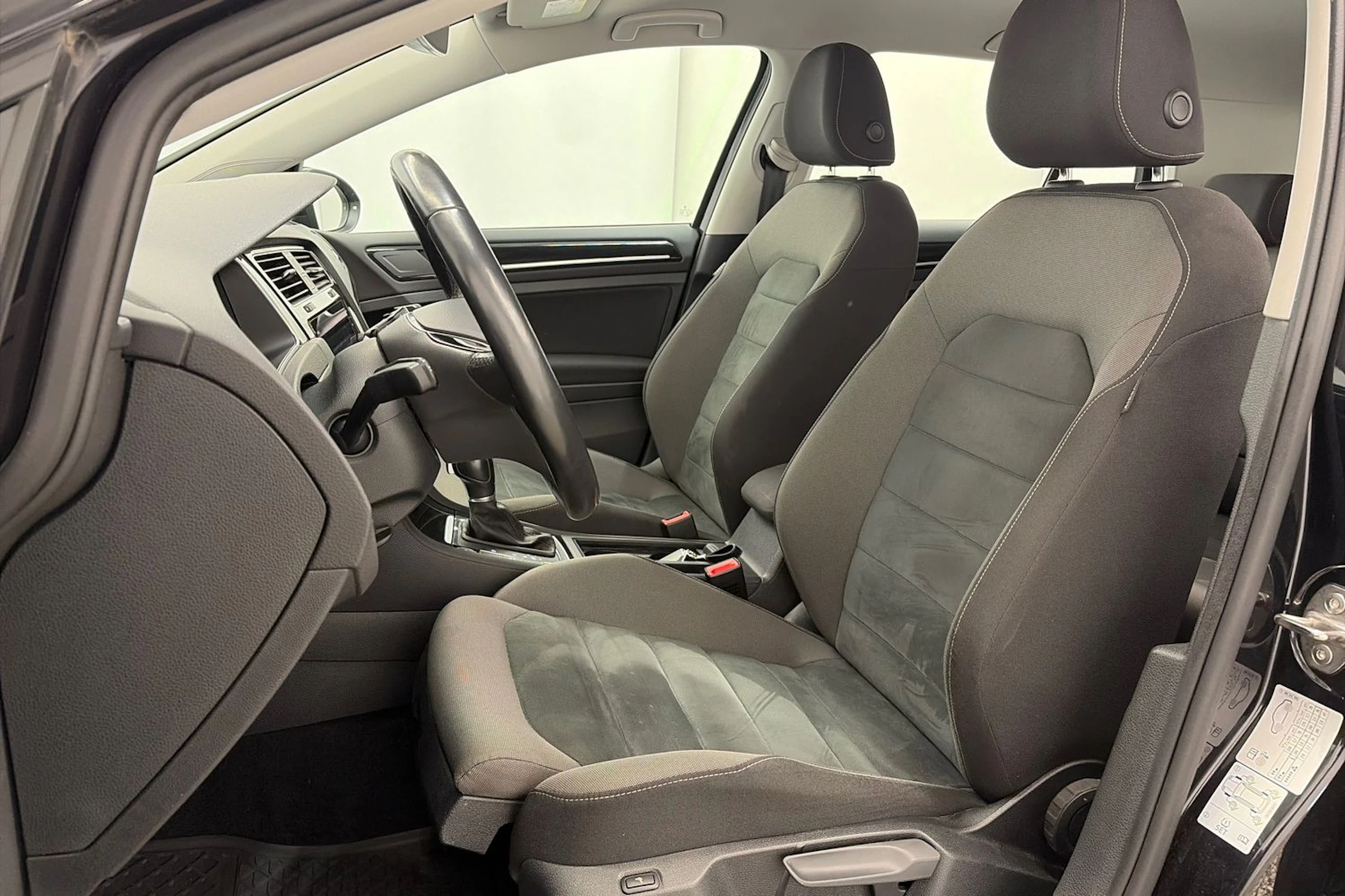 musta Volkswagen Golf 2019 kuva 12.