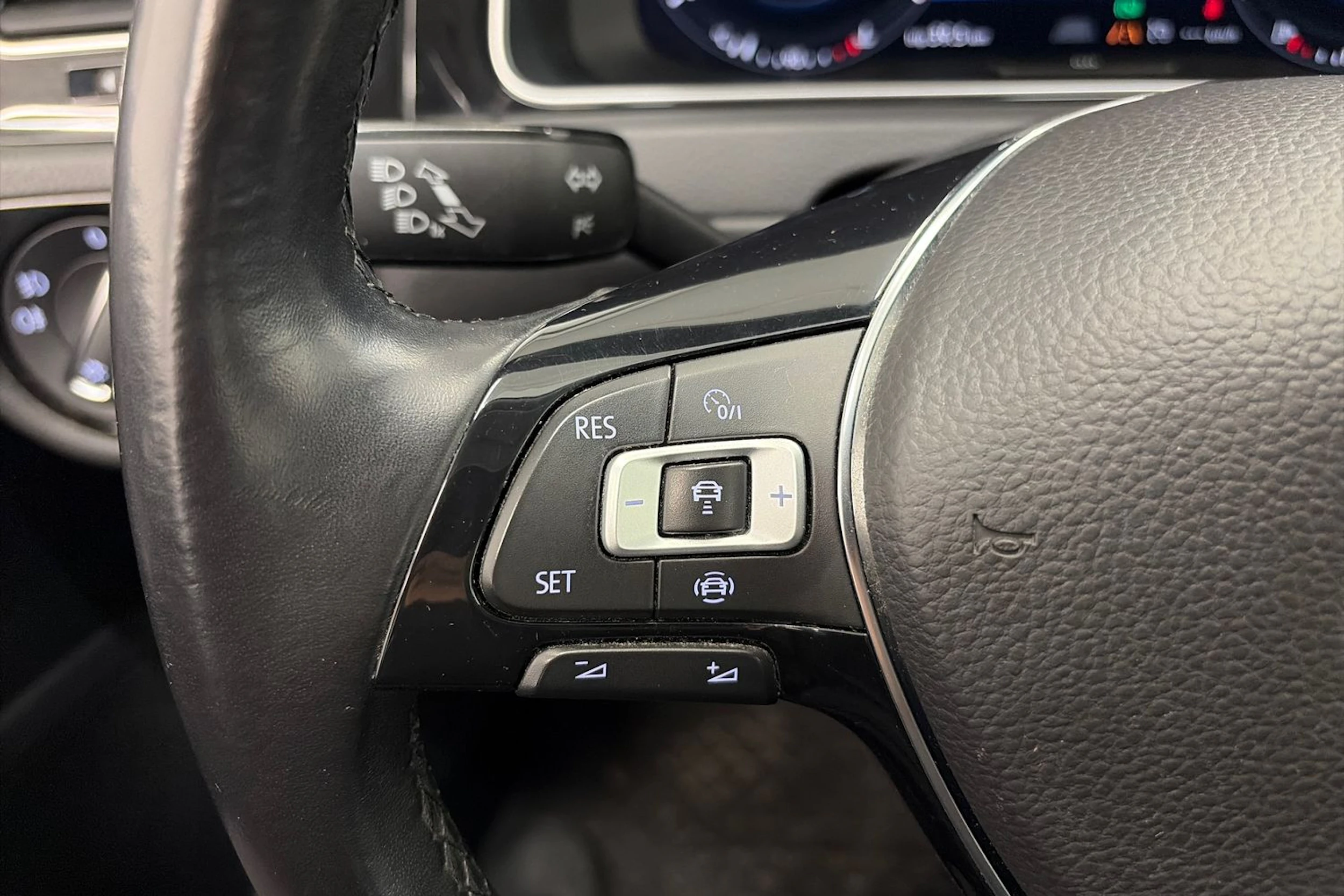 musta Volkswagen Golf 2019 kuva 15.