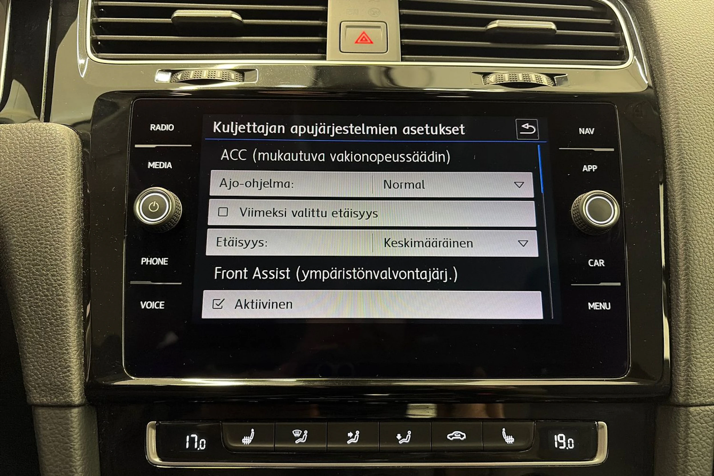 musta Volkswagen Golf 2019 kuva 20.