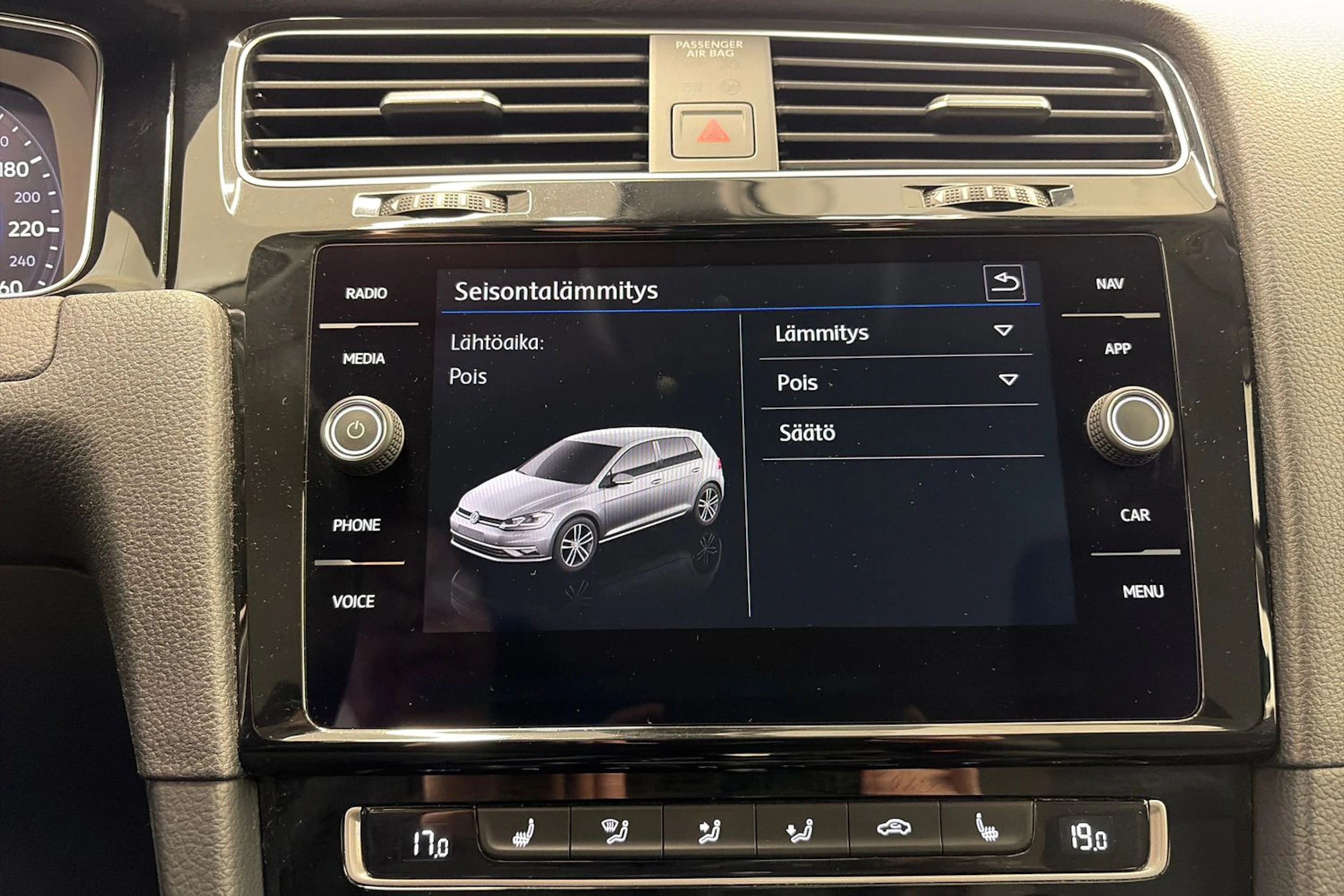 musta Volkswagen Golf 2019 kuva 23.