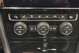 musta Volkswagen Golf 2019 kuva 24.