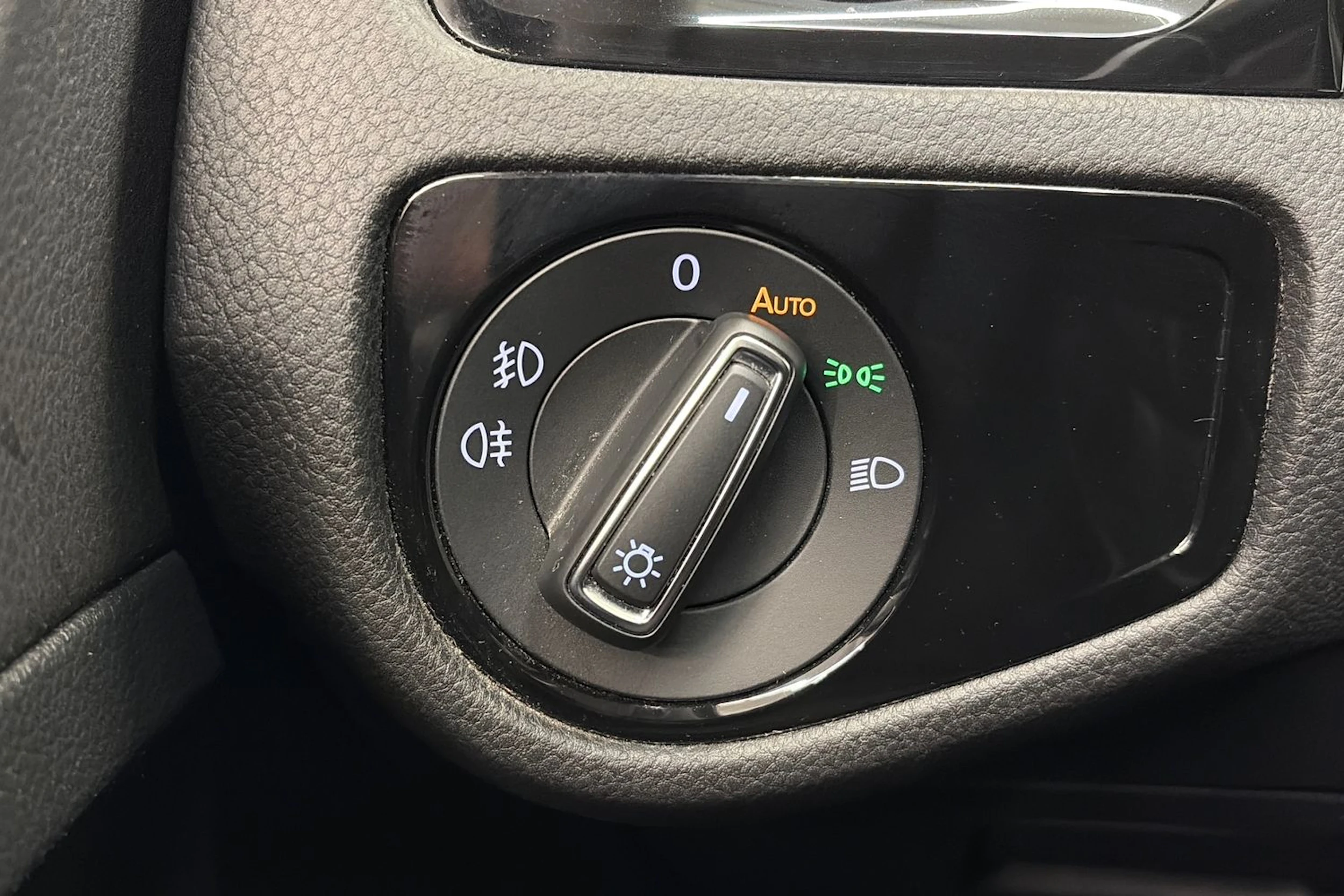 musta Volkswagen Golf 2019 kuva 25.
