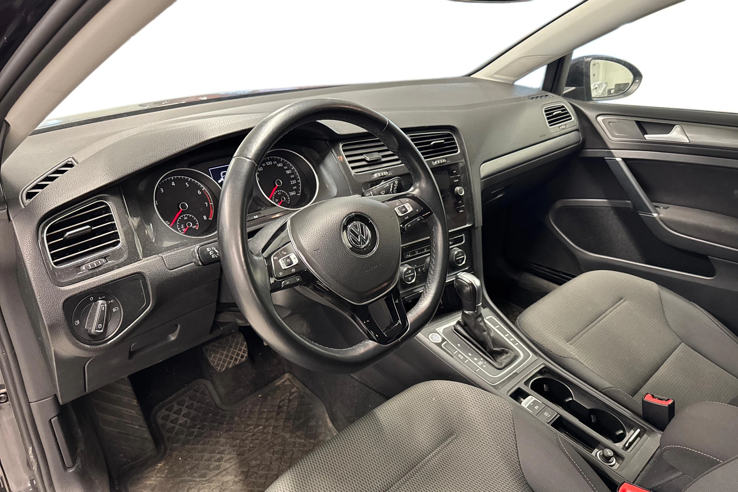 musta Volkswagen Golf 2019 kuva 3.