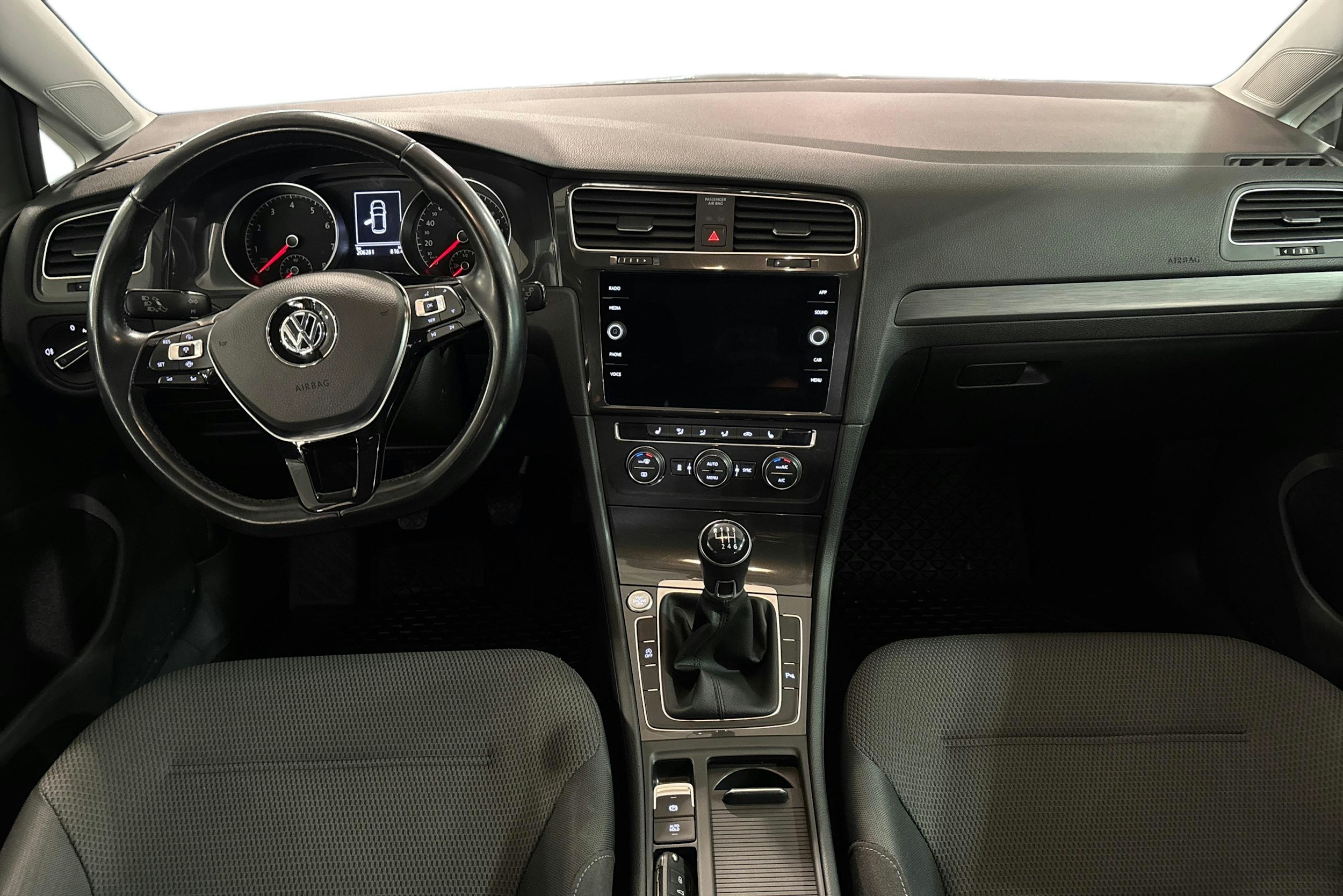 harmaa Volkswagen Golf 2019 kuva 7.