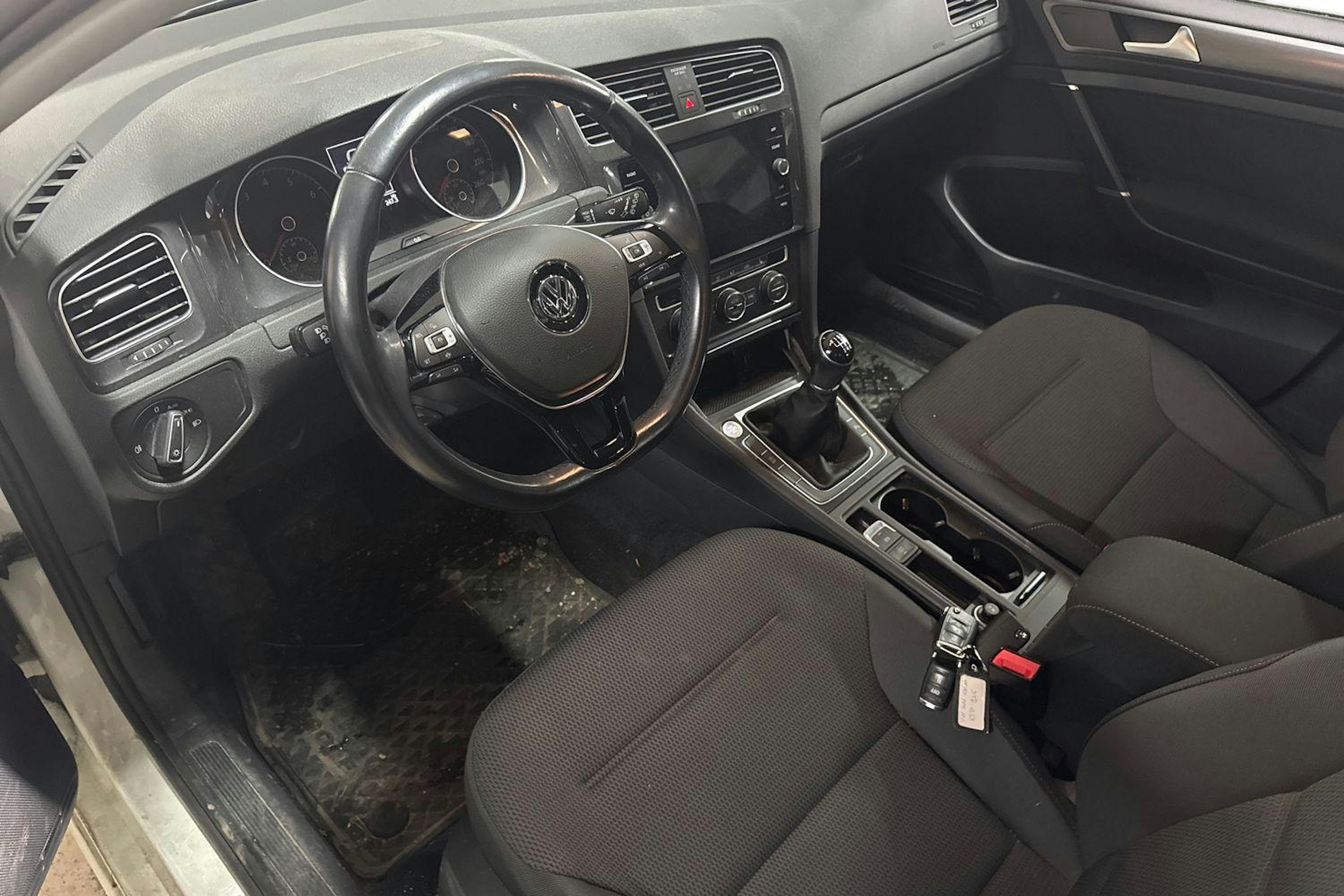 valkoinen Volkswagen Golf 2019 kuva 3.