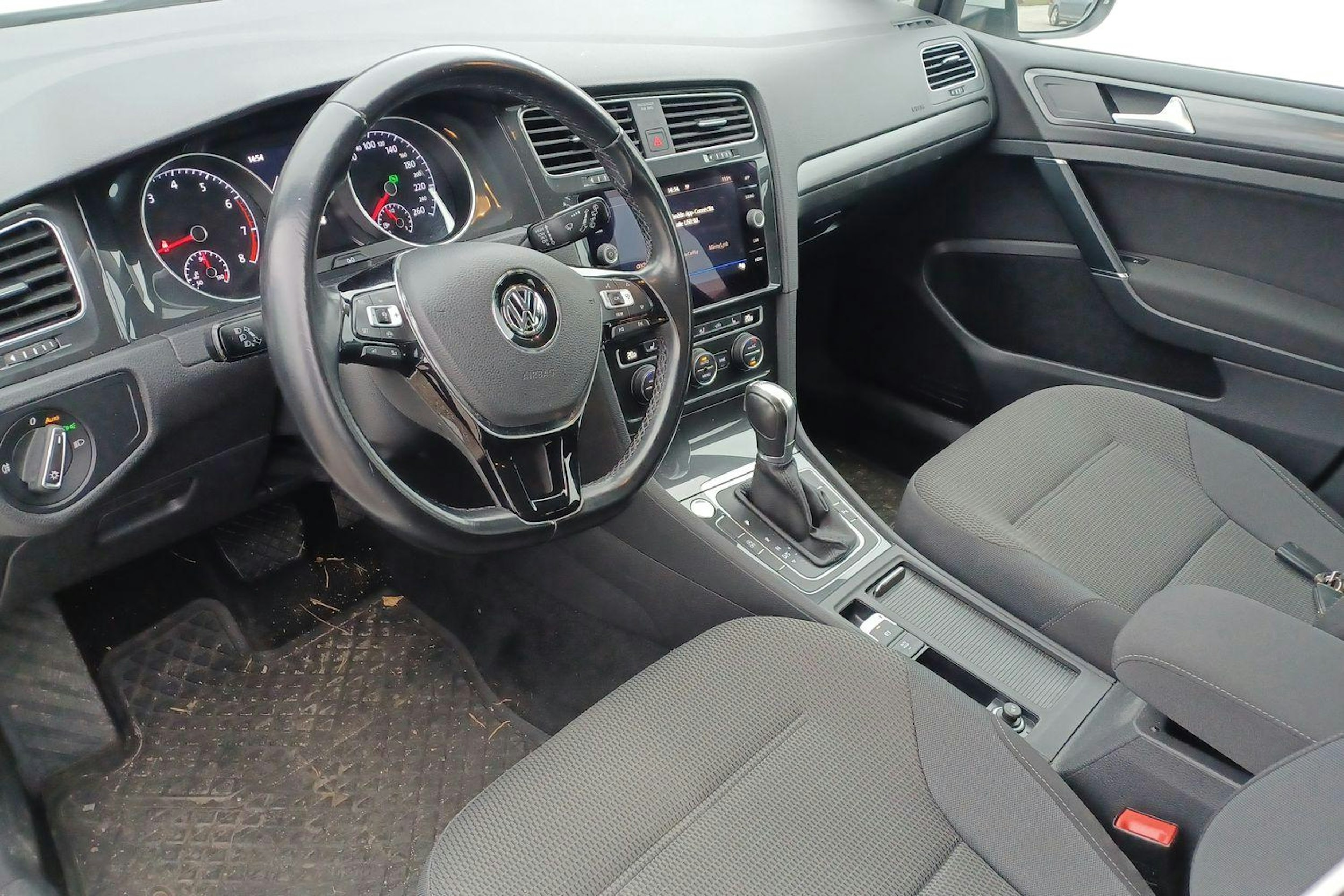 valkoinen Volkswagen Golf 2019 kuva 4.