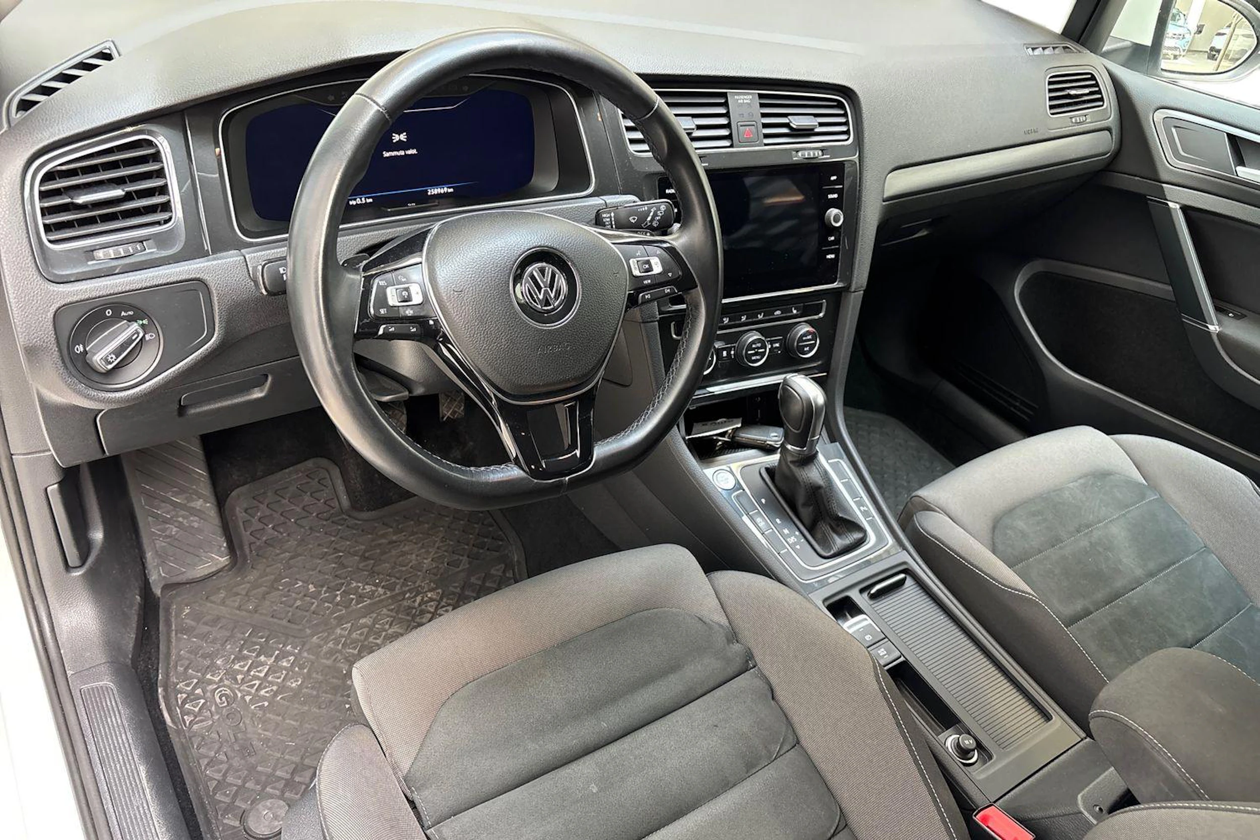 valkoinen Volkswagen Golf 2019 kuva 8.