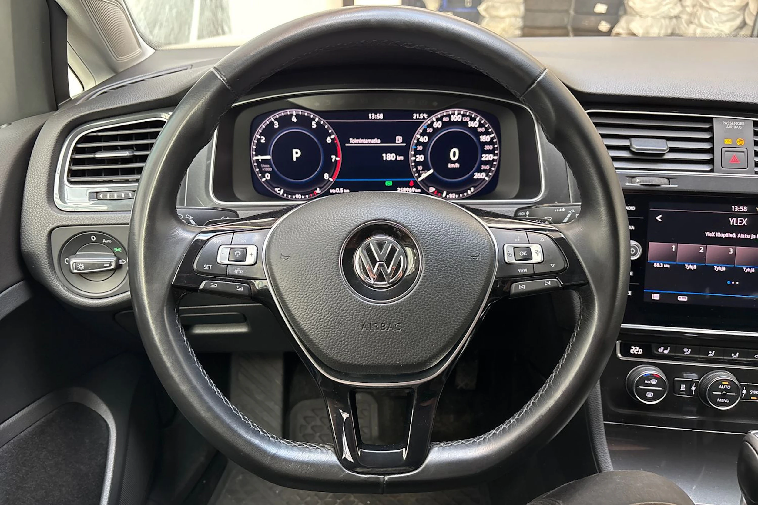 valkoinen Volkswagen Golf 2019 kuva 17.