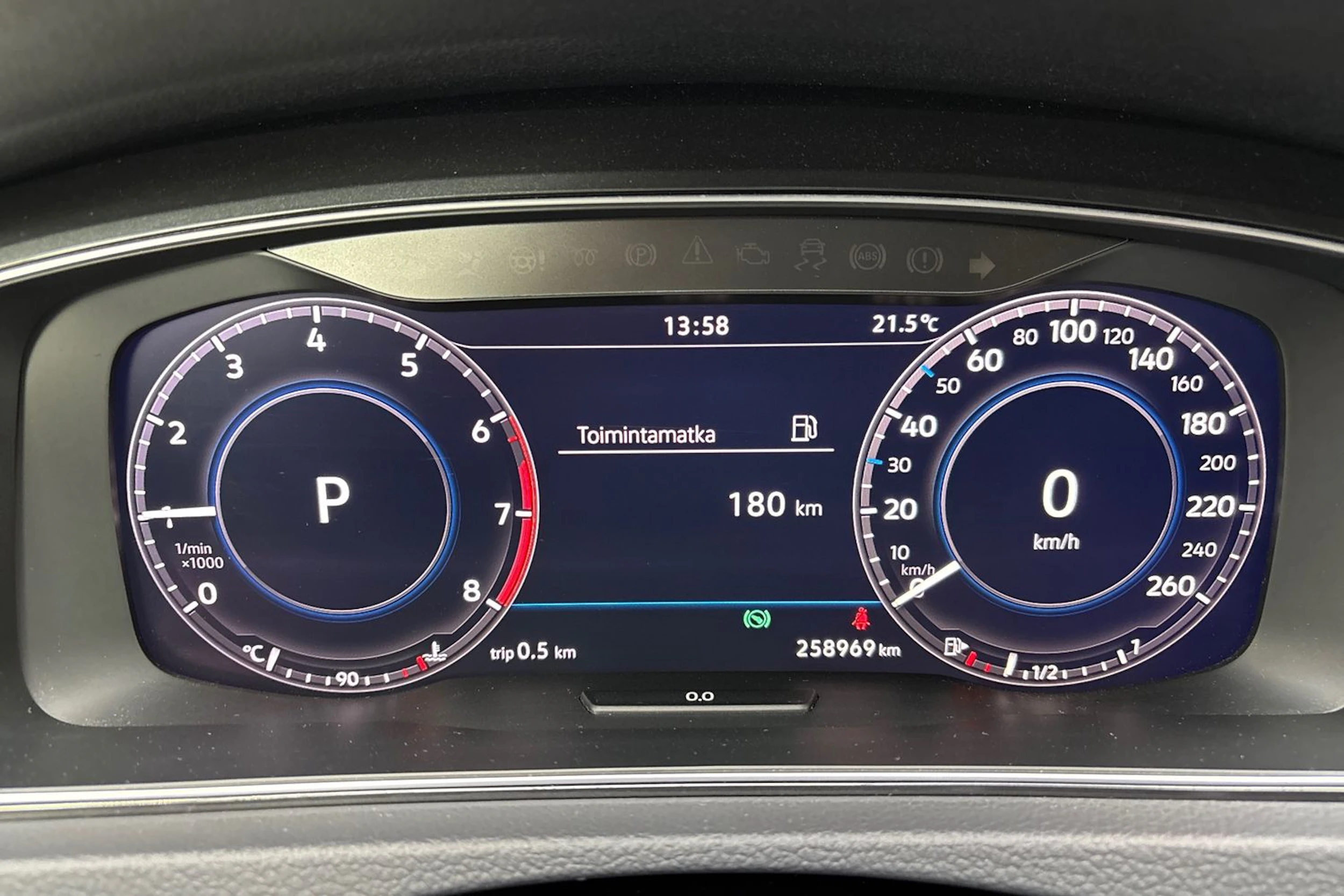 valkoinen Volkswagen Golf 2019 kuva 18.