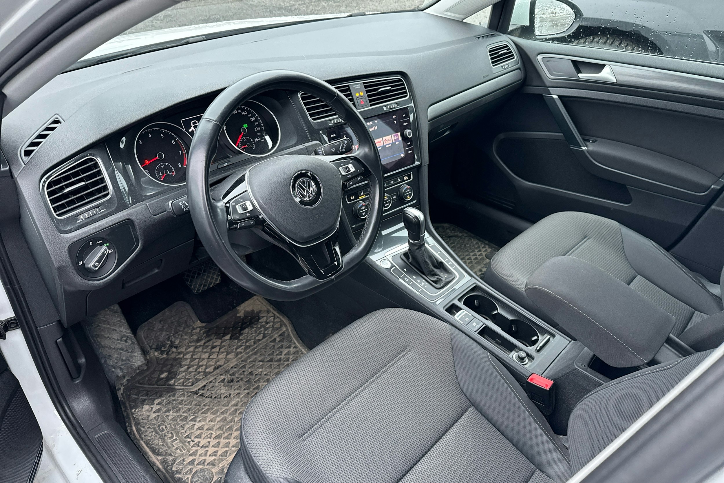 Valkoinen Volkswagen GOLF 2019 kuva 3.