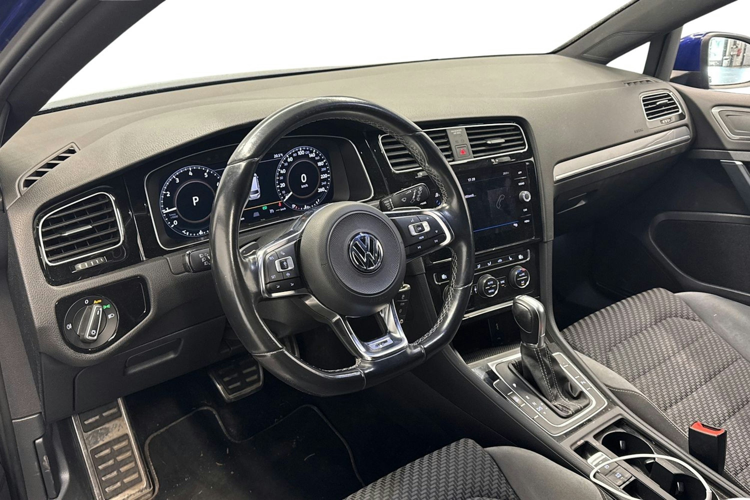 sininen Volkswagen Golf 2019 kuva 3.