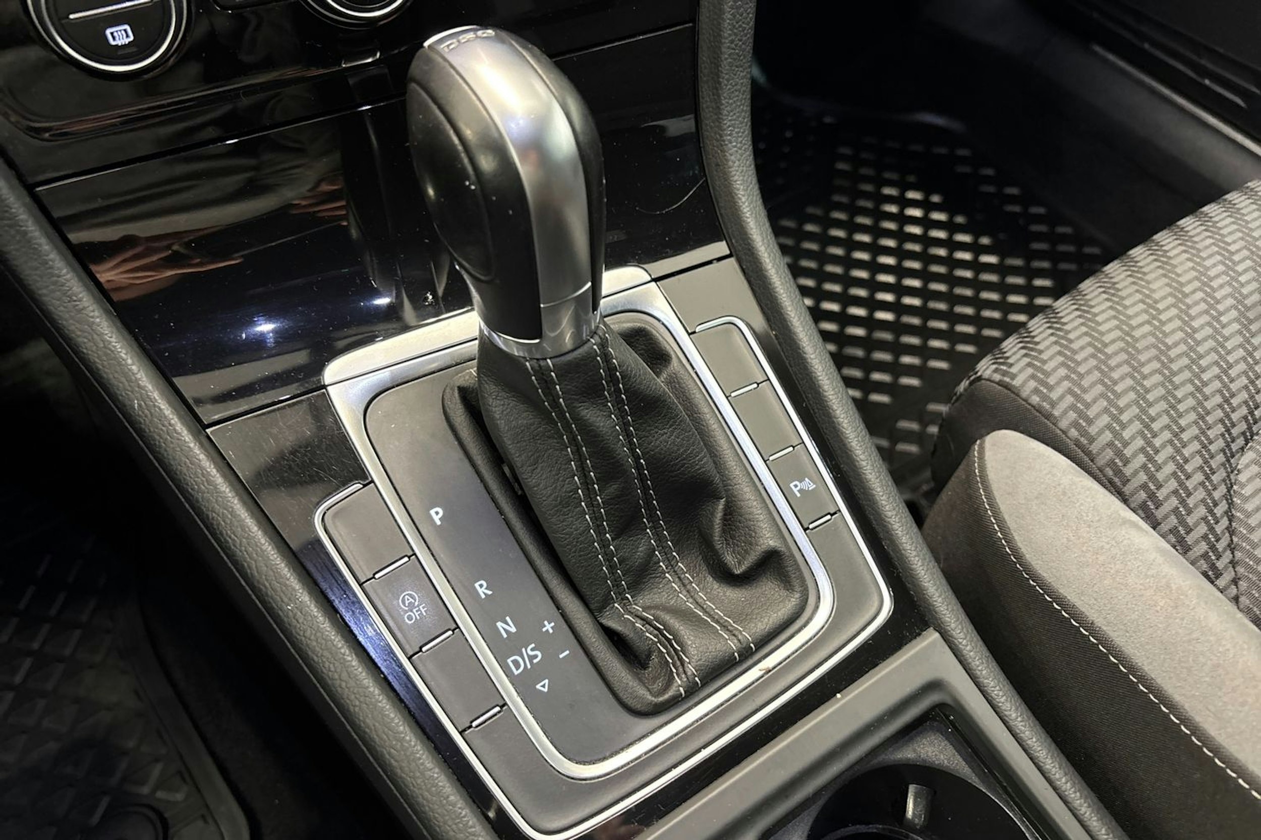 sininen Volkswagen Golf 2019 kuva 24.