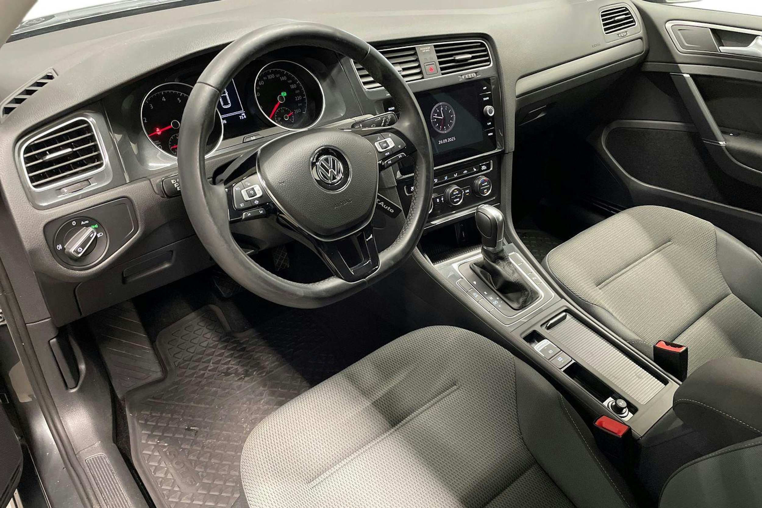 harmaa Volkswagen Golf 2019 kuva 7.