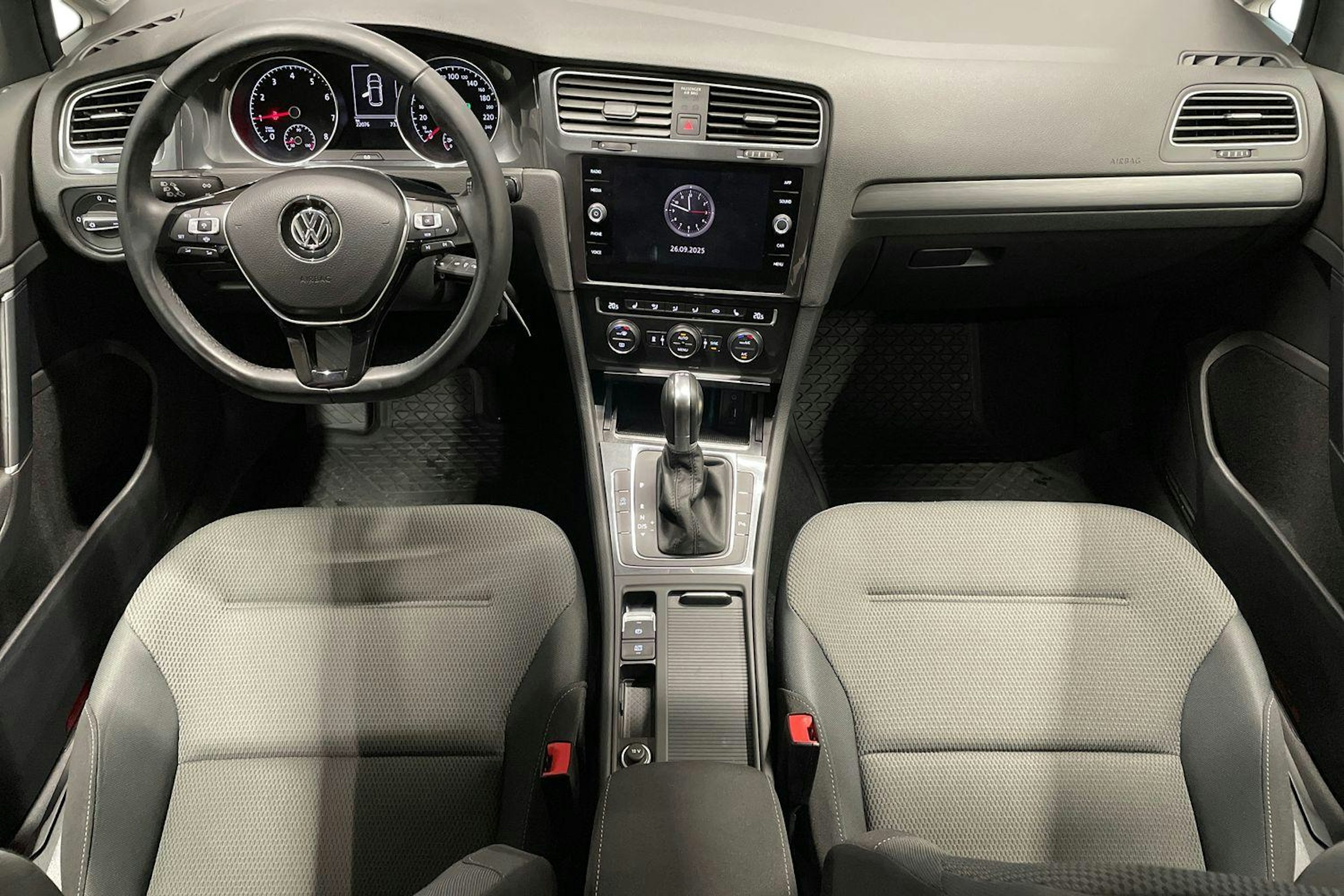 harmaa Volkswagen Golf 2019 kuva 9.